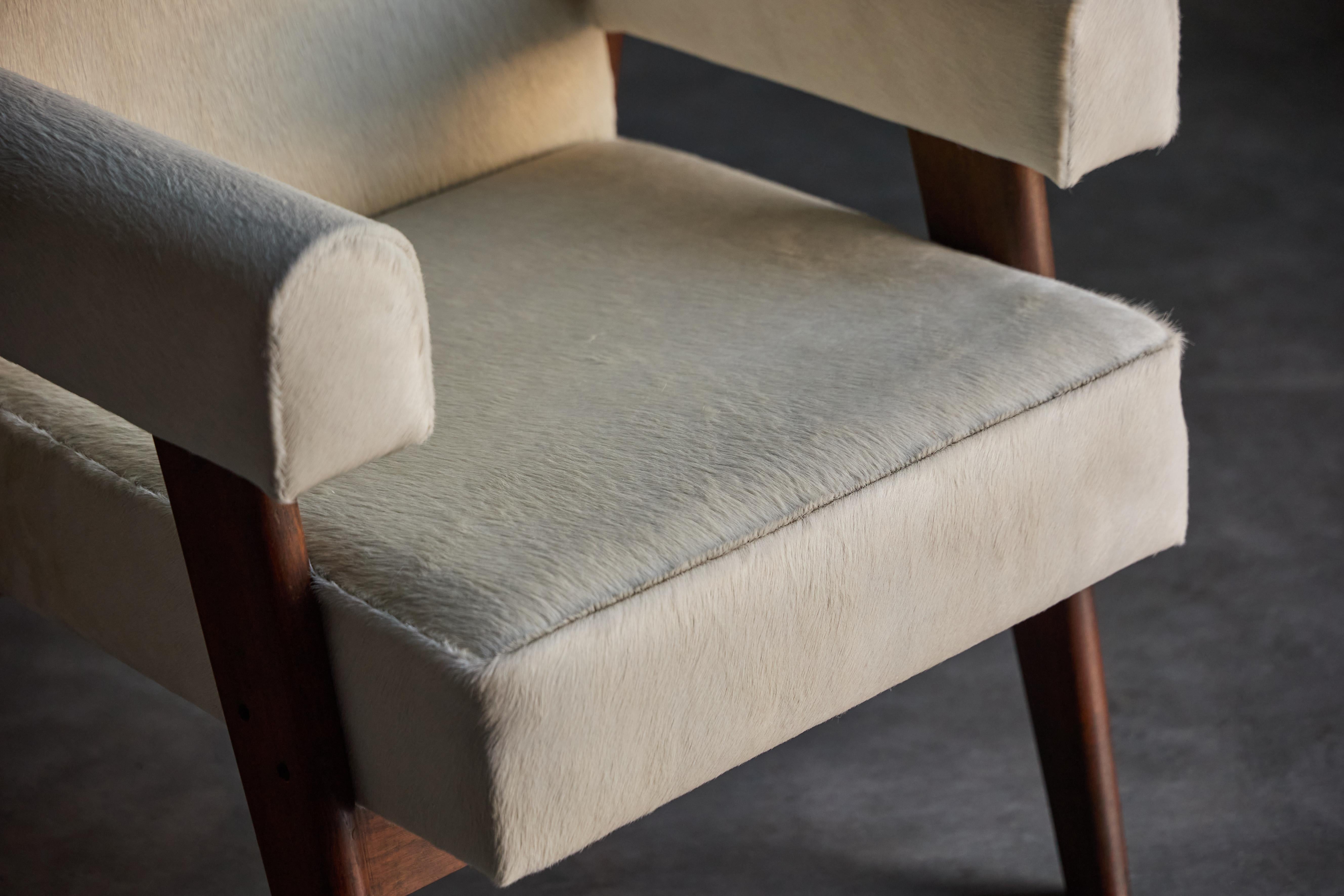 Ce fauteuil LC/PJ-SI-41-A, également connu sous le nom de Advocate and Press Chair, a été conçu par Le Corbusier et Pierre Jeanneret dans les années 1950 pour la High Court of Chandigarh, Sector 1. Utilisé à l'origine par les avocats dans les salles