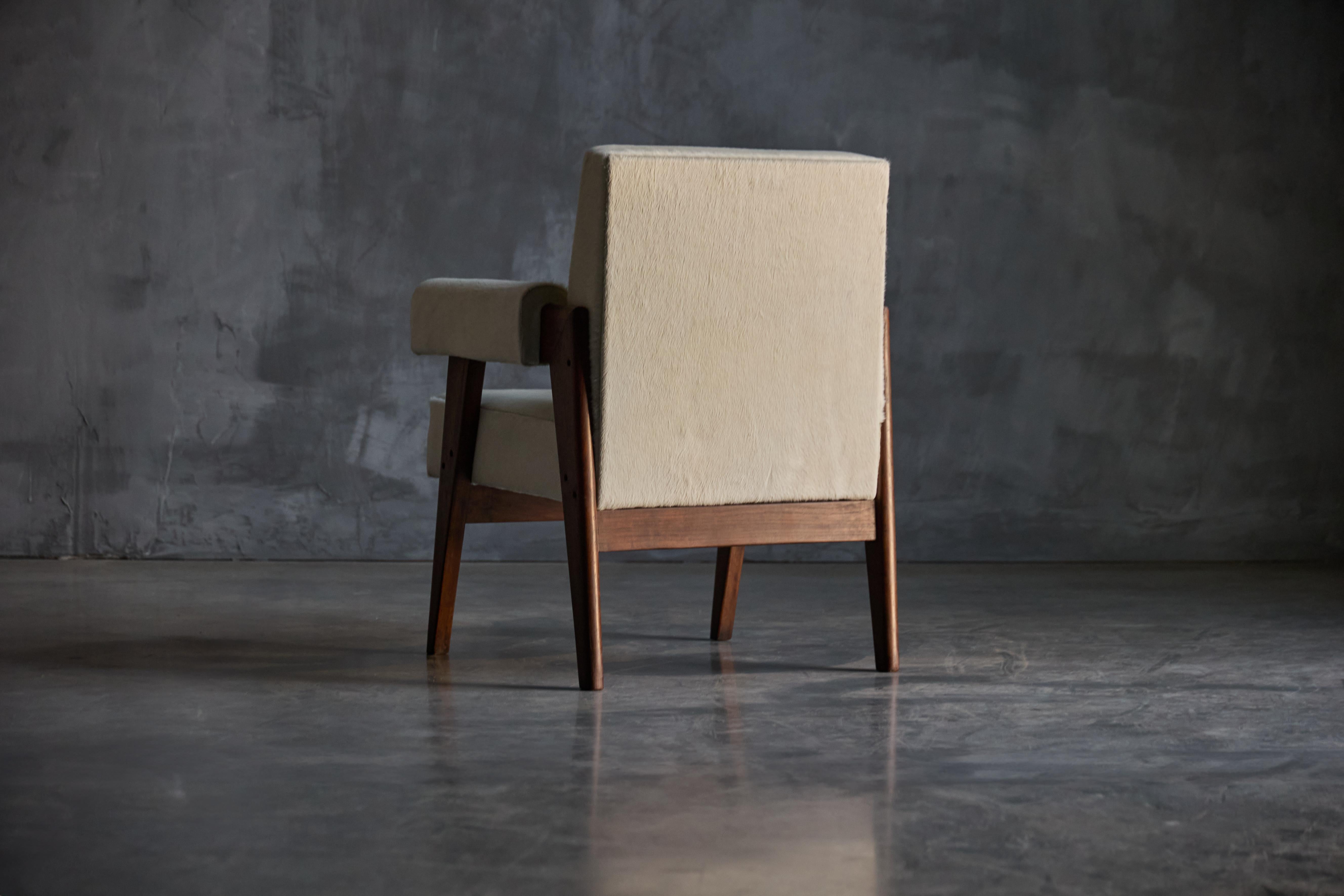 Cuir de vache Fauteuil Bridge LC/PJ-SI-41-A de Le Corbusier & Pierre Jeanneret, Inde, 1955 en vente