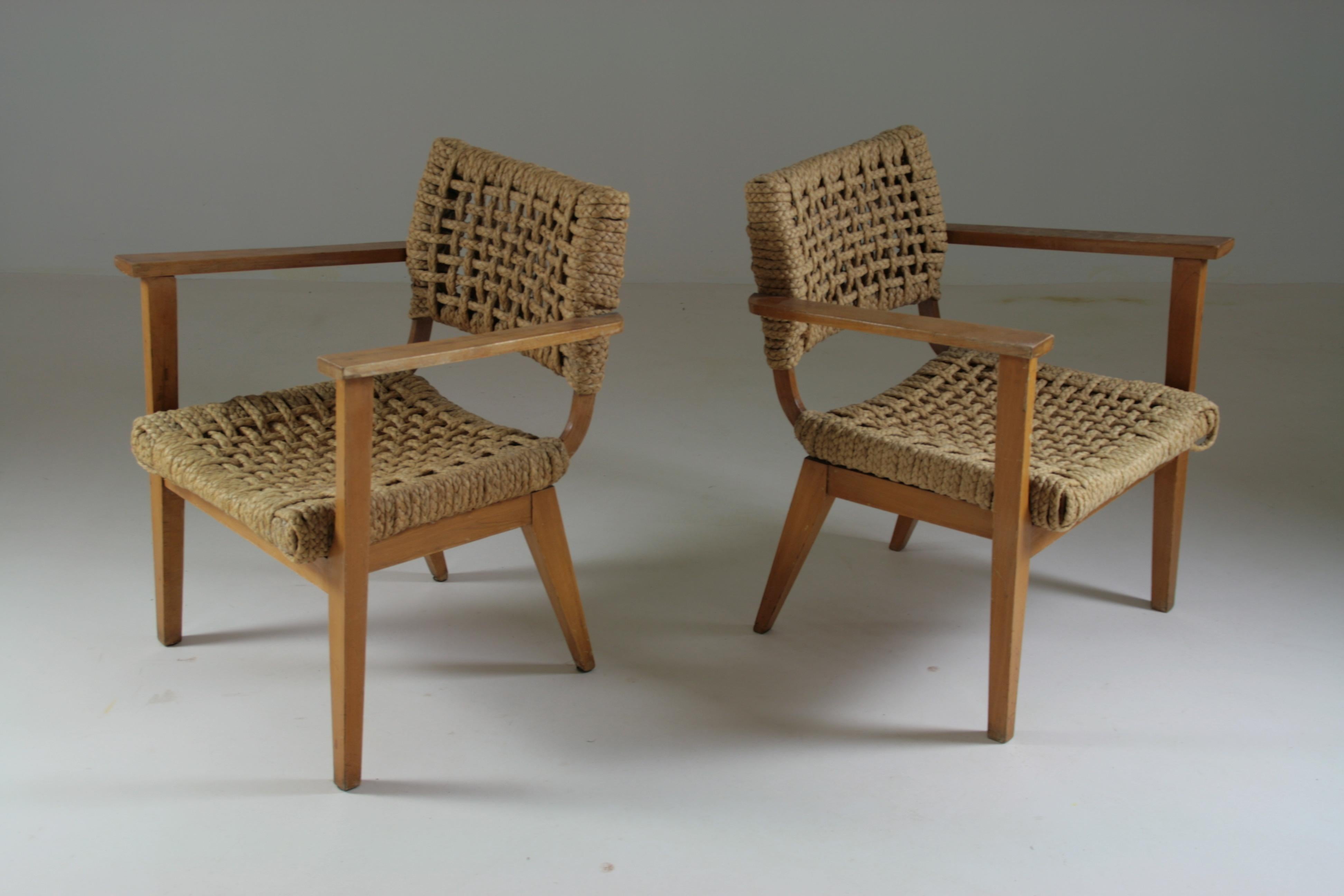 Pair of bridge armchairs by the French Adrien Audoux and Frida Minet and dating from the 1950s. The structure is in beech with a seat and back upholstered with natural rope braiding. The seats are stable, comfortable and in good used condition