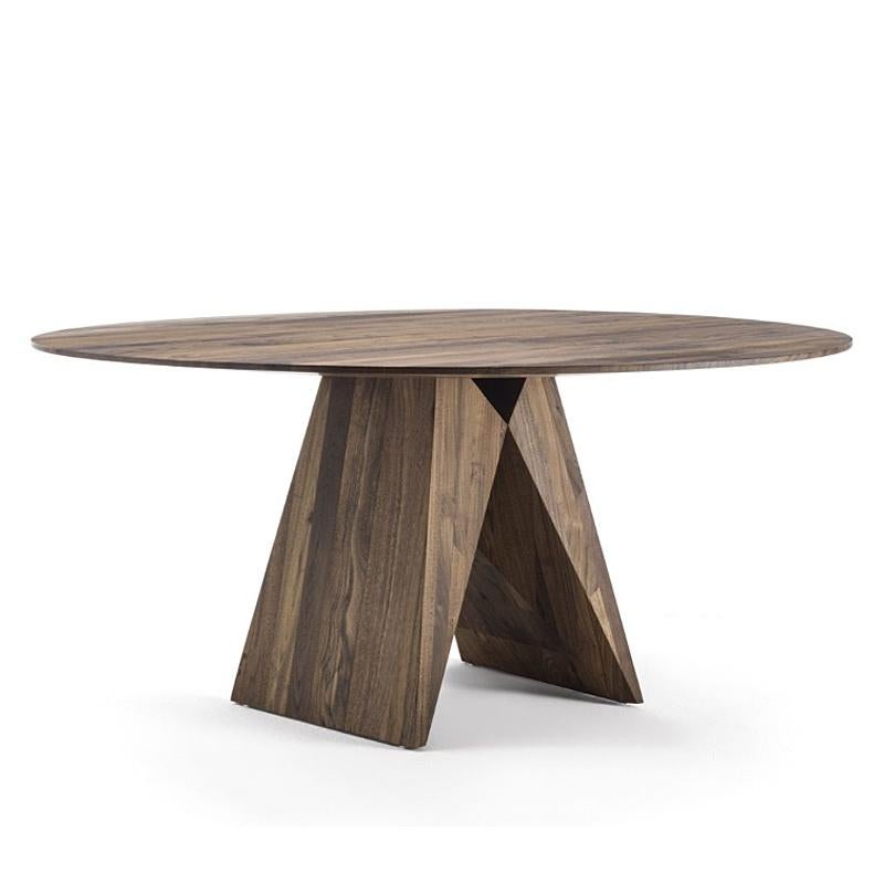 Dining table bridge made with solid walnut with knots
and round top. With two solid wood legs with strong and 
geometric look shape. With oiled natural wax with natural 
pin extracts.
Also available in solid oak, on request.
Also available in