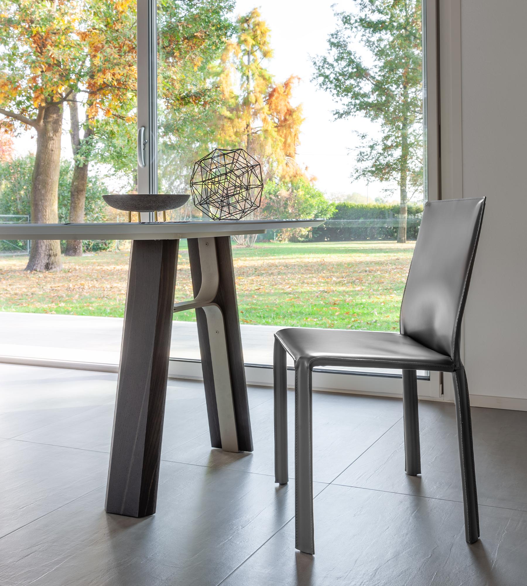Table de salle à manger Bridge en verre, 8 places, par Morica Design
Dimensions : D 100 x L 220 x H 75 cm.
MATERIAL : Chêne Laguna, verre Trinity White, métal Champagne.

Disponible en 6, 8 ou 10 places.

Table avec pieds en MDF plaqué bois