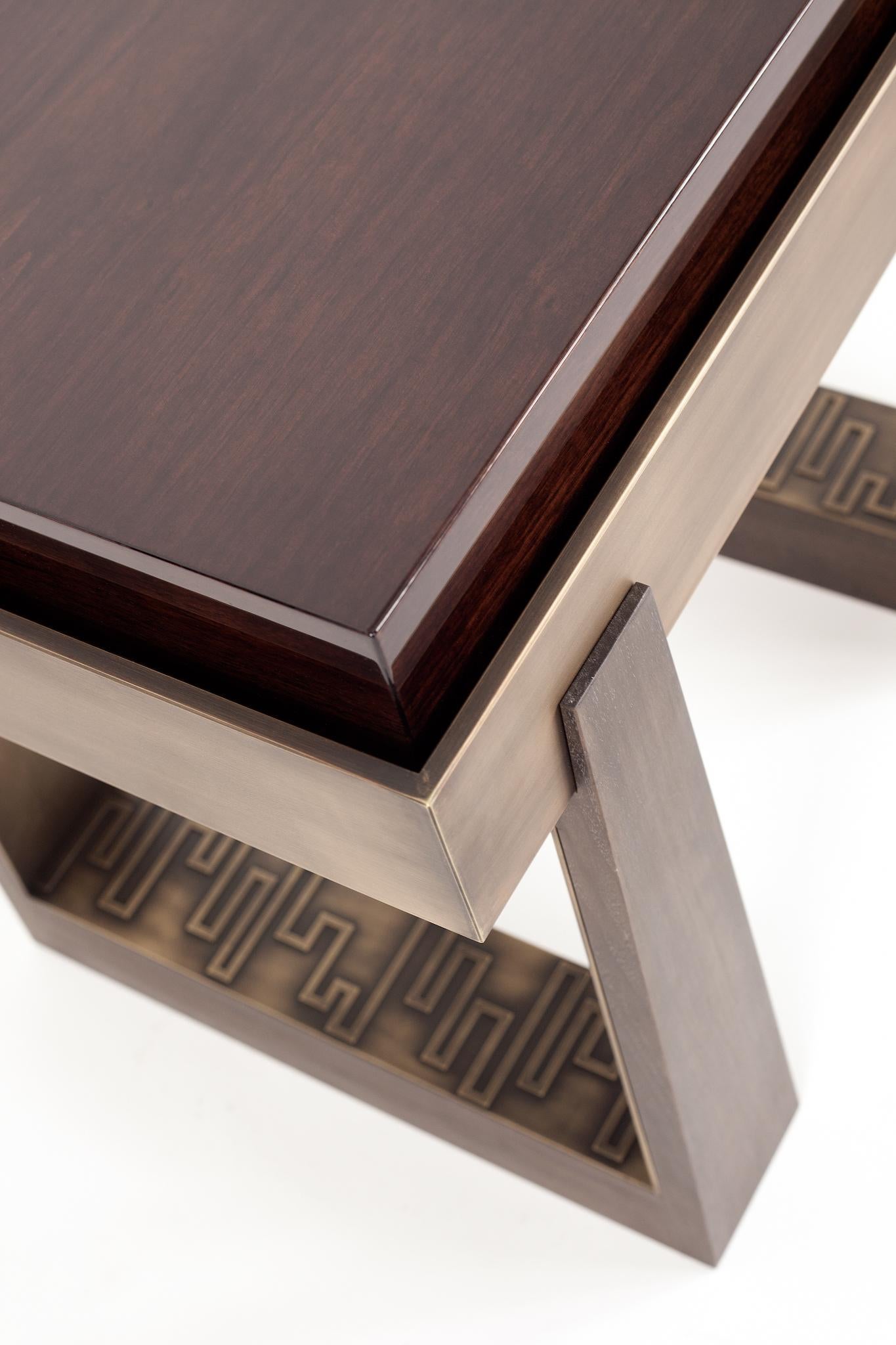 Bridge Side Table - High Gloss Timber - Size II (Britisch) im Angebot