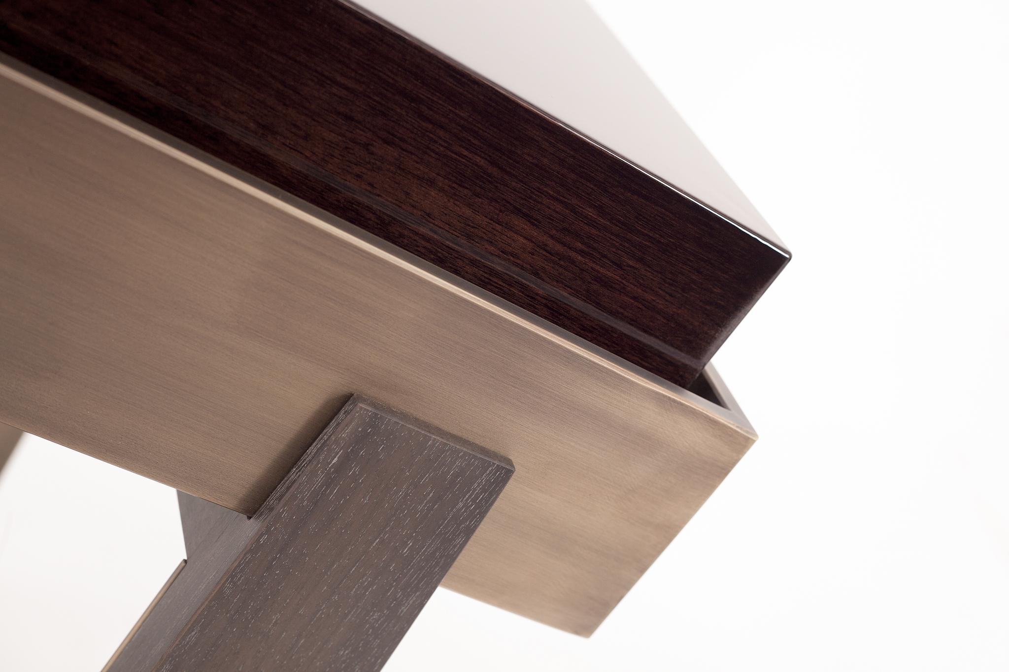 Bridge Side Table - High Gloss Timber - Size I (Britisch) im Angebot