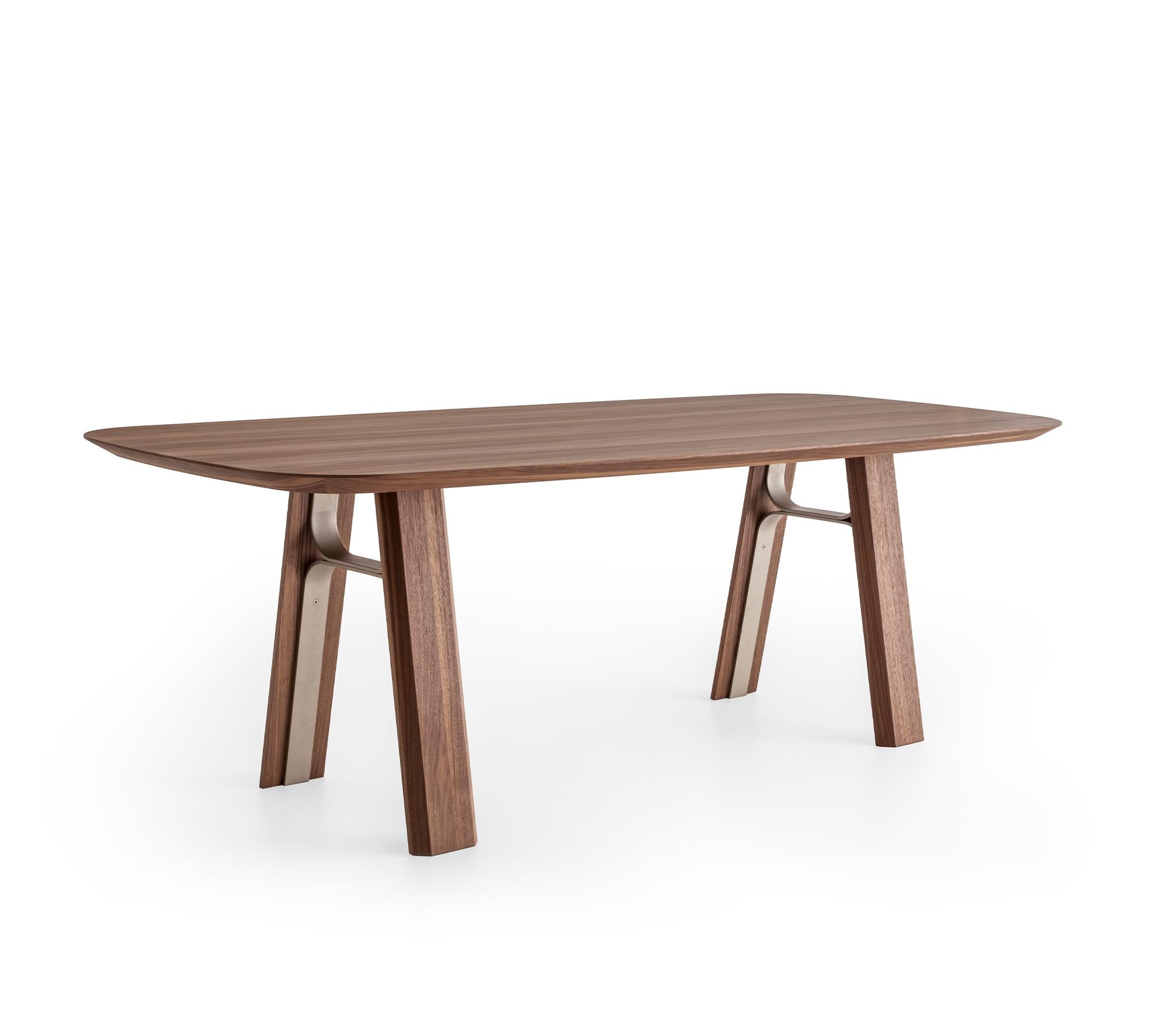 Table de salle à manger Bridge en noyer, 8 places, par Morica Design
Dimensions : D 100 x L 220 x H 75 cm.
MATERIAL : Noyer Canaletto, métal Champagne.

Disponible en 6, 8 ou 10 places.

Table avec pieds en MDF plaqué bois véritable, avec un insert