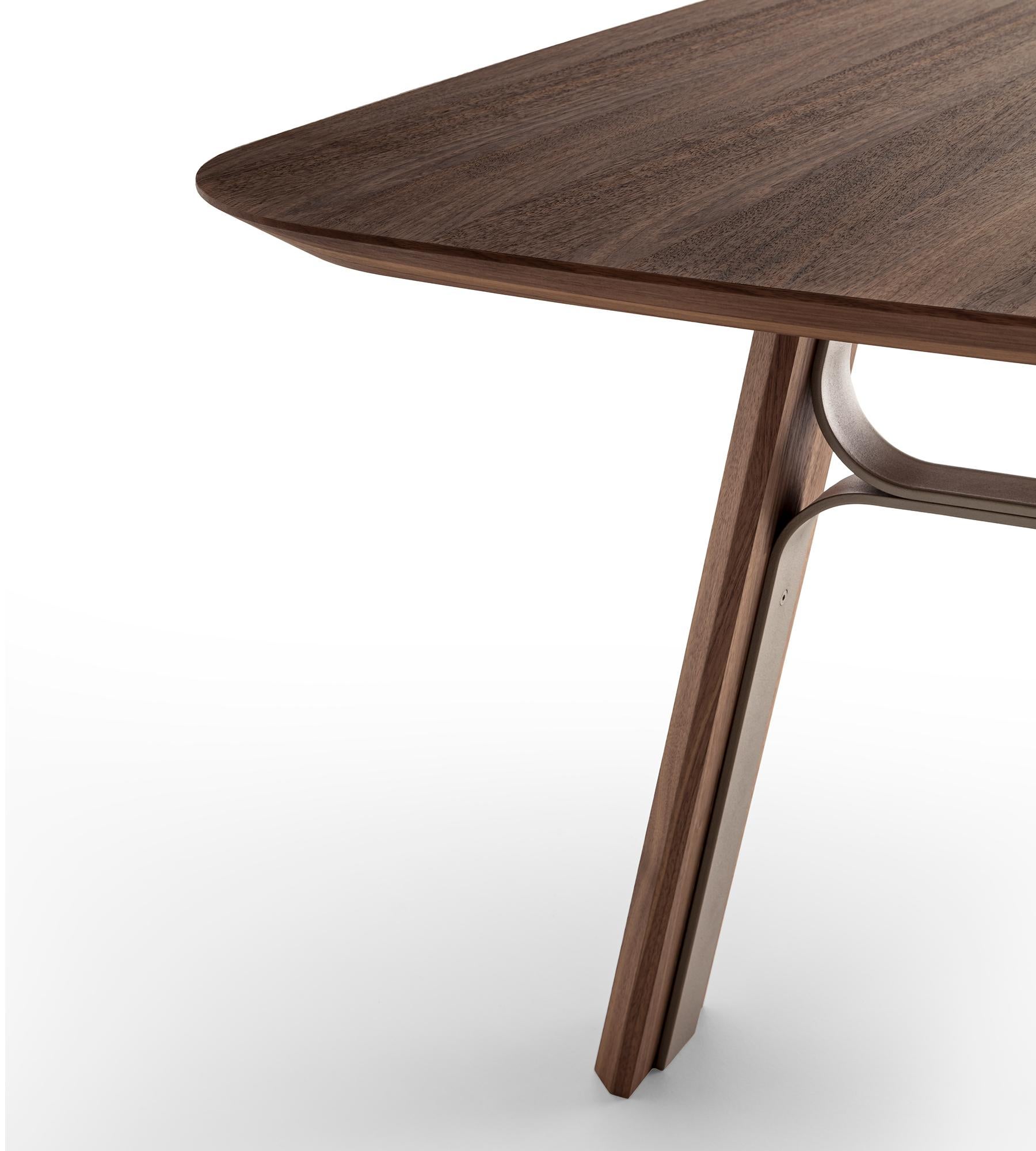 Postmoderne Table de salle à manger Bridge en noyer par Morica Design en vente