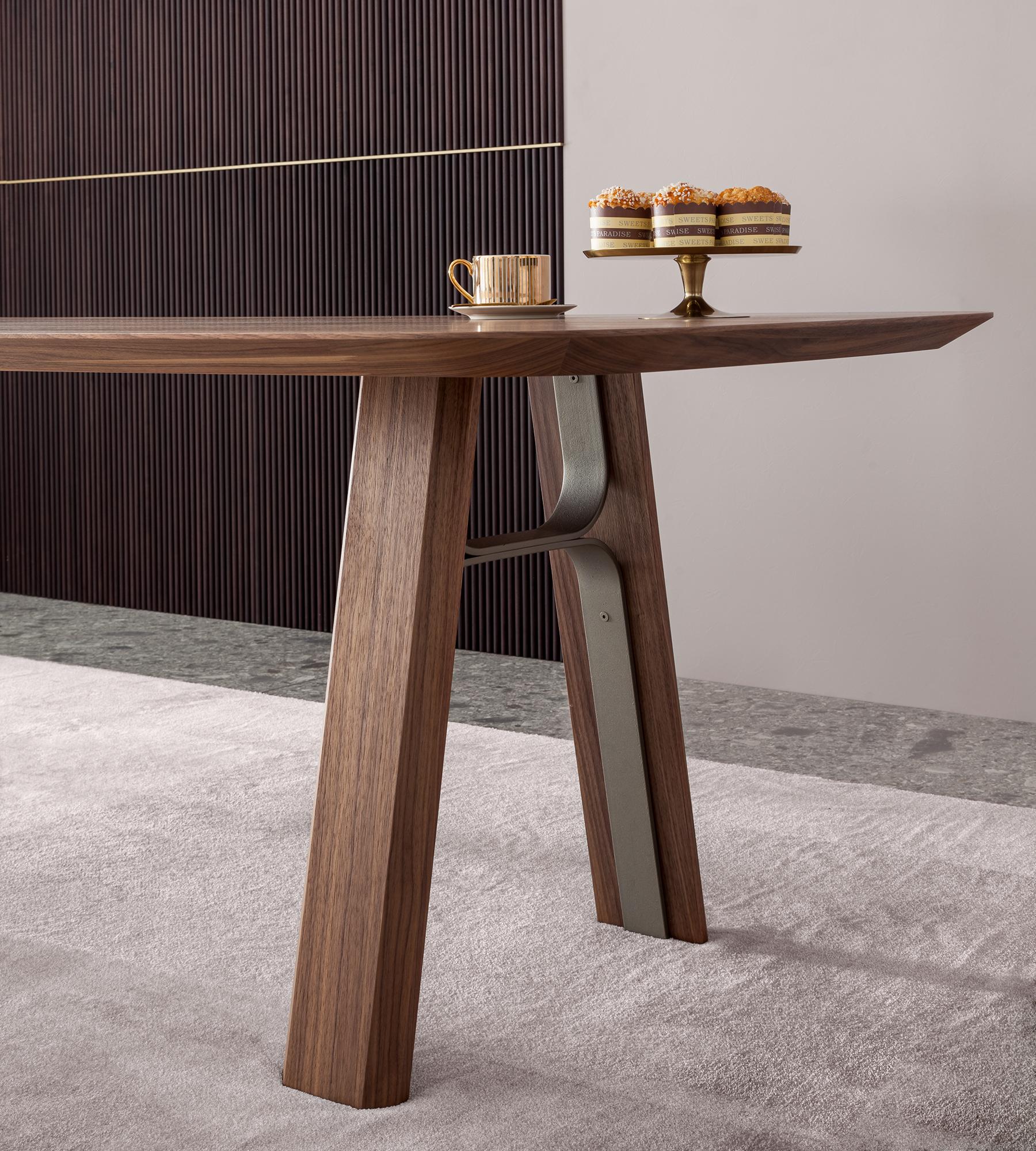 XXIe siècle et contemporain Table de salle à manger Bridge en noyer par Morica Design en vente