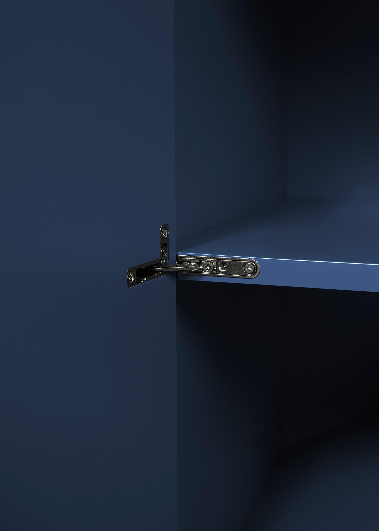 La collaboration entre Barcelona Design (BD) et Muller Van Severen est le fruit d'un héritage commun imprégné de surréalisme, de sculpture et d'architecture. Bridges est une collection d'armoires conçue par Muller Van Severen. MVS a développé les