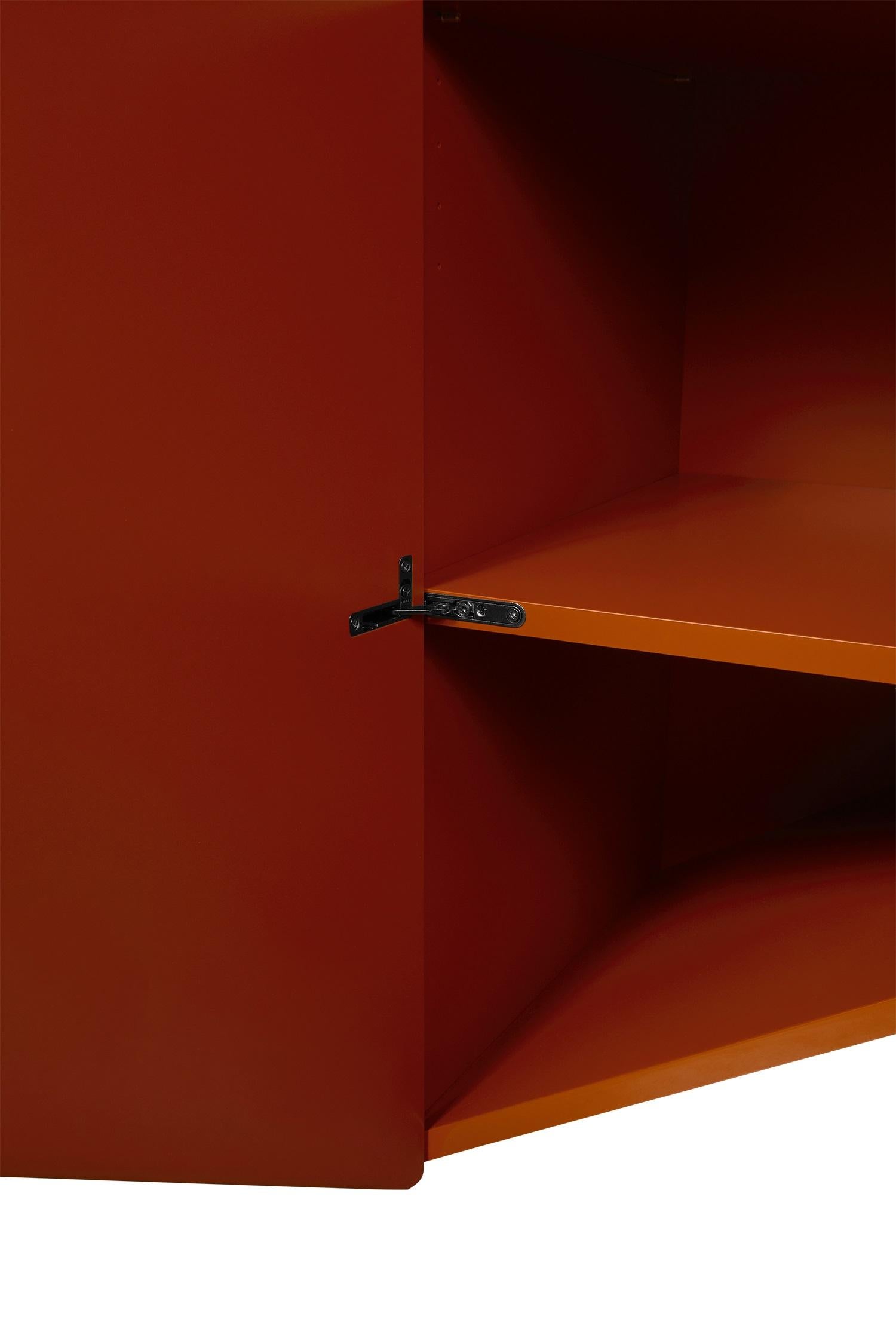 Materiales:
Los contenedores, estantes y puertas son de MDF y están lacados en brillo en cuatro colores diferentes: NCS 3060-B90G (Verde), NCS 3560-Y80R (Rojo), NCS 7020-R80B (Azul), NCS 8010-R10B (Berenjena). Este armario en rojo. Los interiores