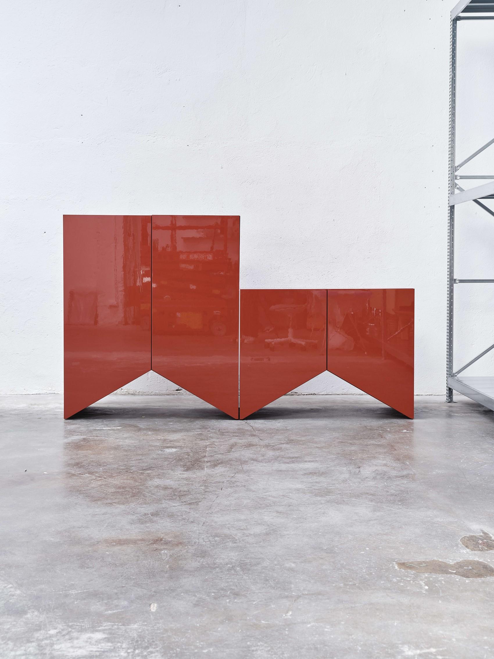 Armario Bridges de Muller Van Severen, armario mediano contemporáneo lacado en rojo en venta 2