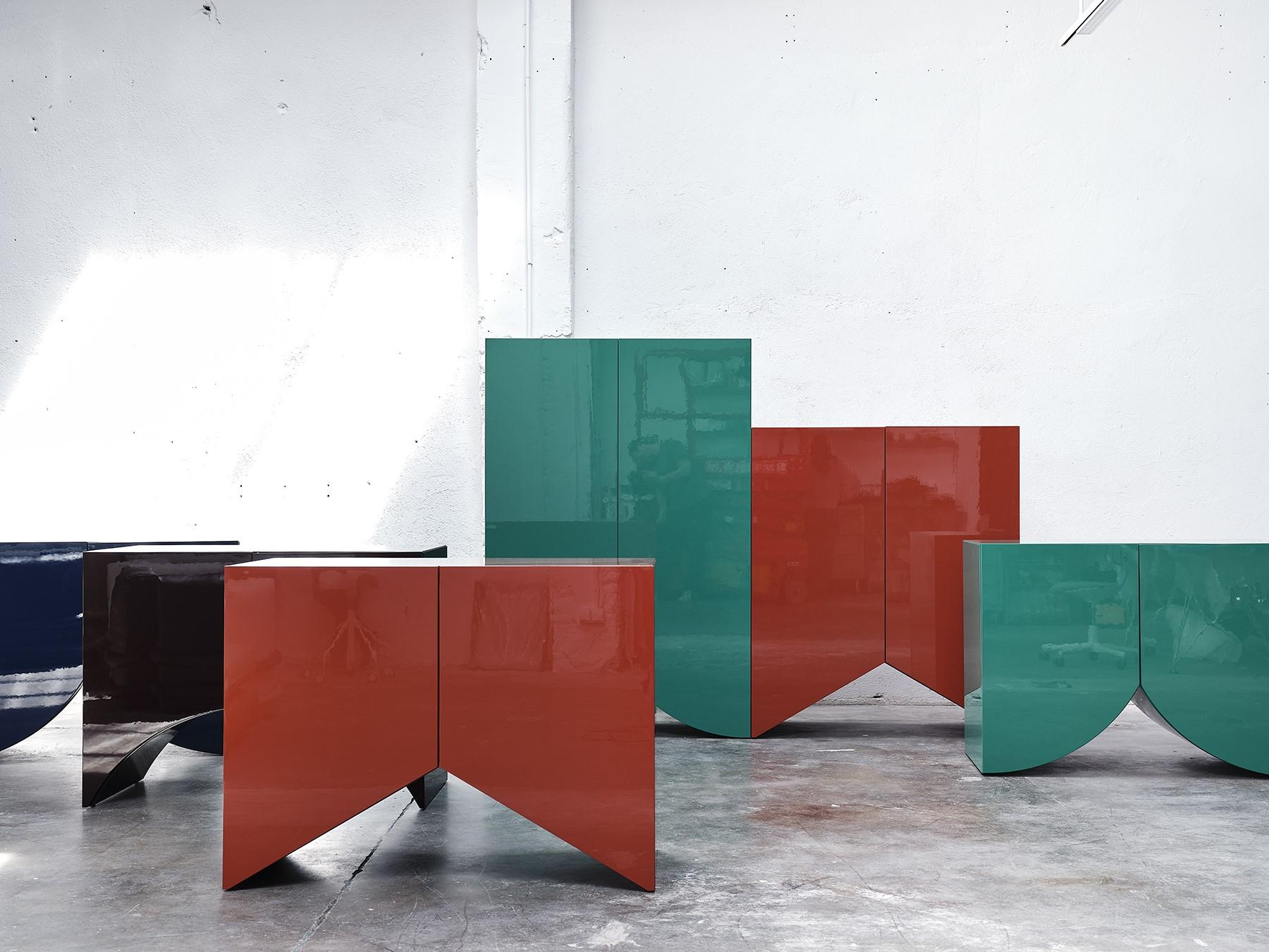 Armario Bridges de Muller Van Severen, armario mediano contemporáneo lacado en rojo en venta 3