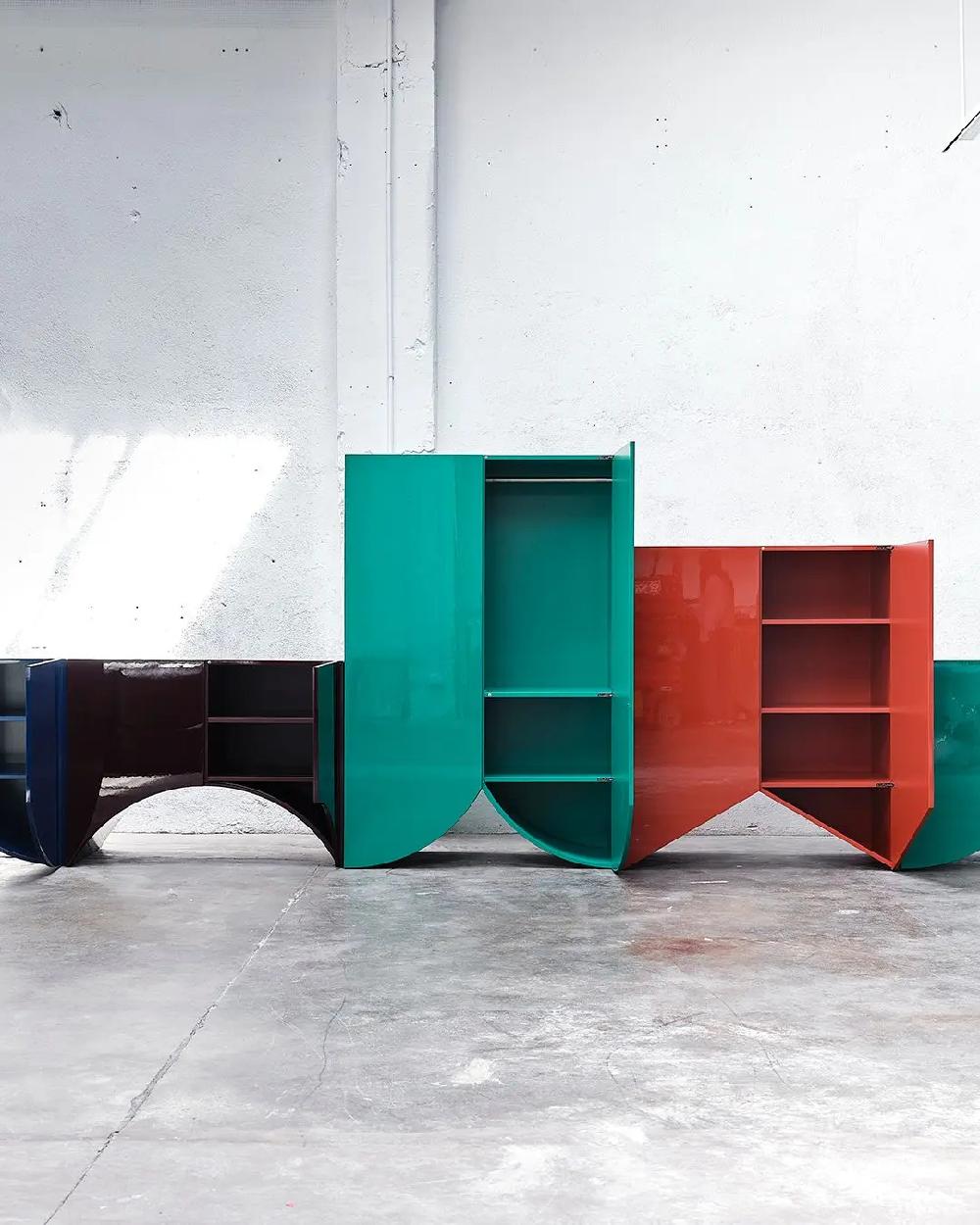 Bridges es una colección de armarios diseñada por Muller Van Severen. MVS desarrolló los armarios a partir de su serie de jarrones 