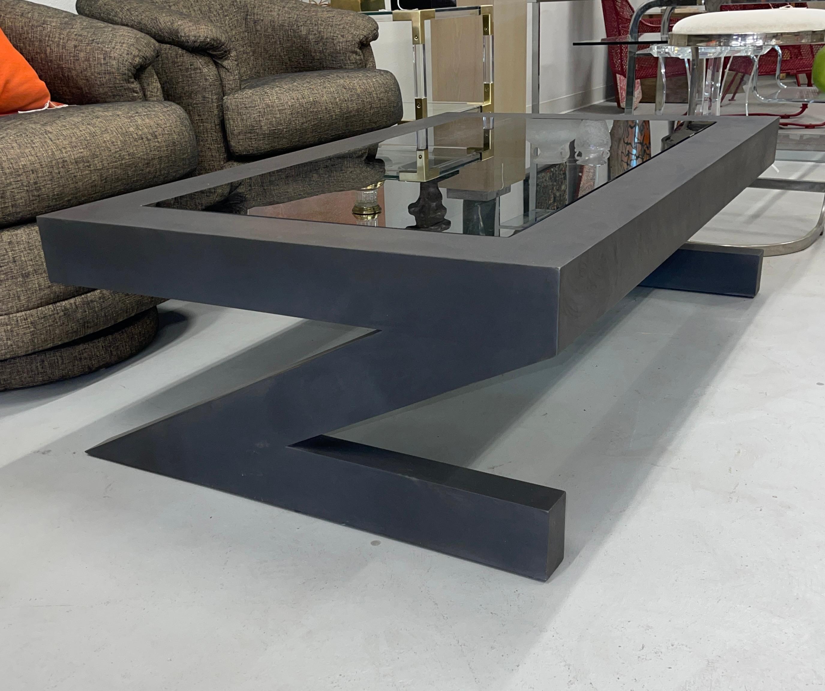 Table de cocktail élégante et raffinée fabriquée pour nous, Bridges over Time, dans un bois traité à l'acide et recouvert de fer. L'insert en verre fumé foncé est un complément parfait. Fabriquée par un artisan local de Palm Springs, cette table