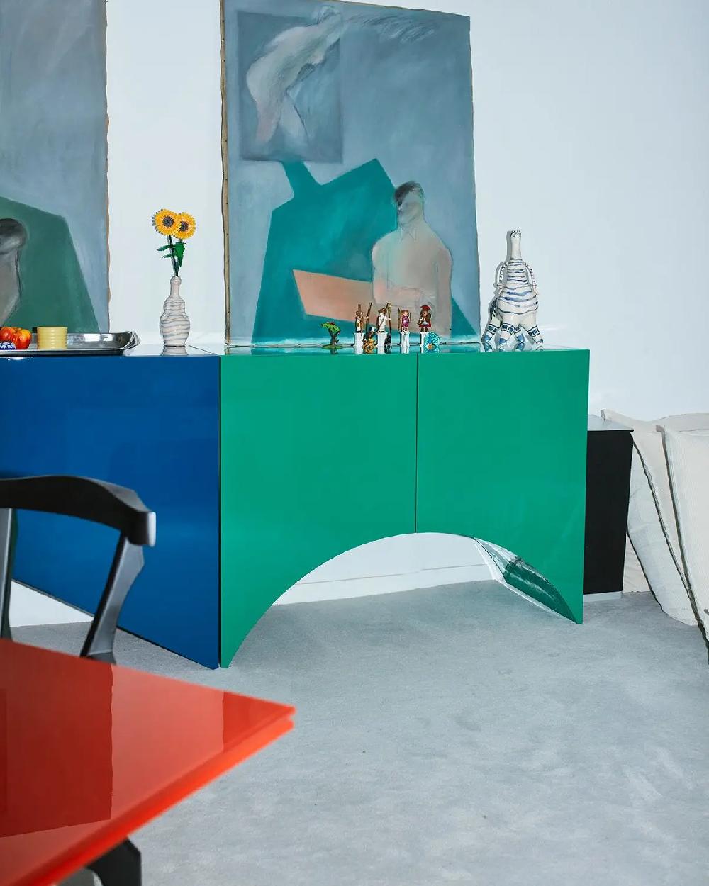 Bridges ist eine von Muller Van Severen entworfene Schrankserie. MVS hat die Schränke aus der Serie der 'Wave'-Vasen entwickelt. Die Silhouetten der Vasen wurden in handgefertigte Schränke mit einzigartigen Ausschnitten gebracht, die über die
