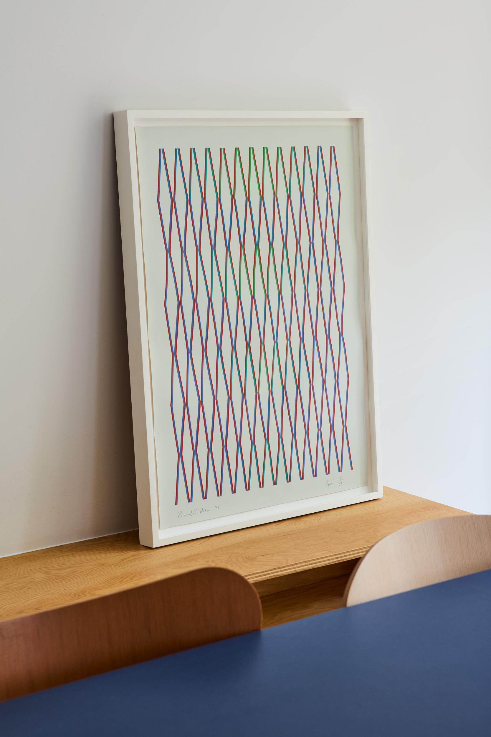 Empalme, 1975
Bridget Riley

Serigrafía en colores, sobre tejido
Firmado, fechado, titulado y, numerado a partir de la edición de 45
Impreso por Graham Henderson, Londres
Hoja: 75,3 × 54 cm (29,6 × 21,2 pulg.)
Literatura: Schubert 21; La Fundación