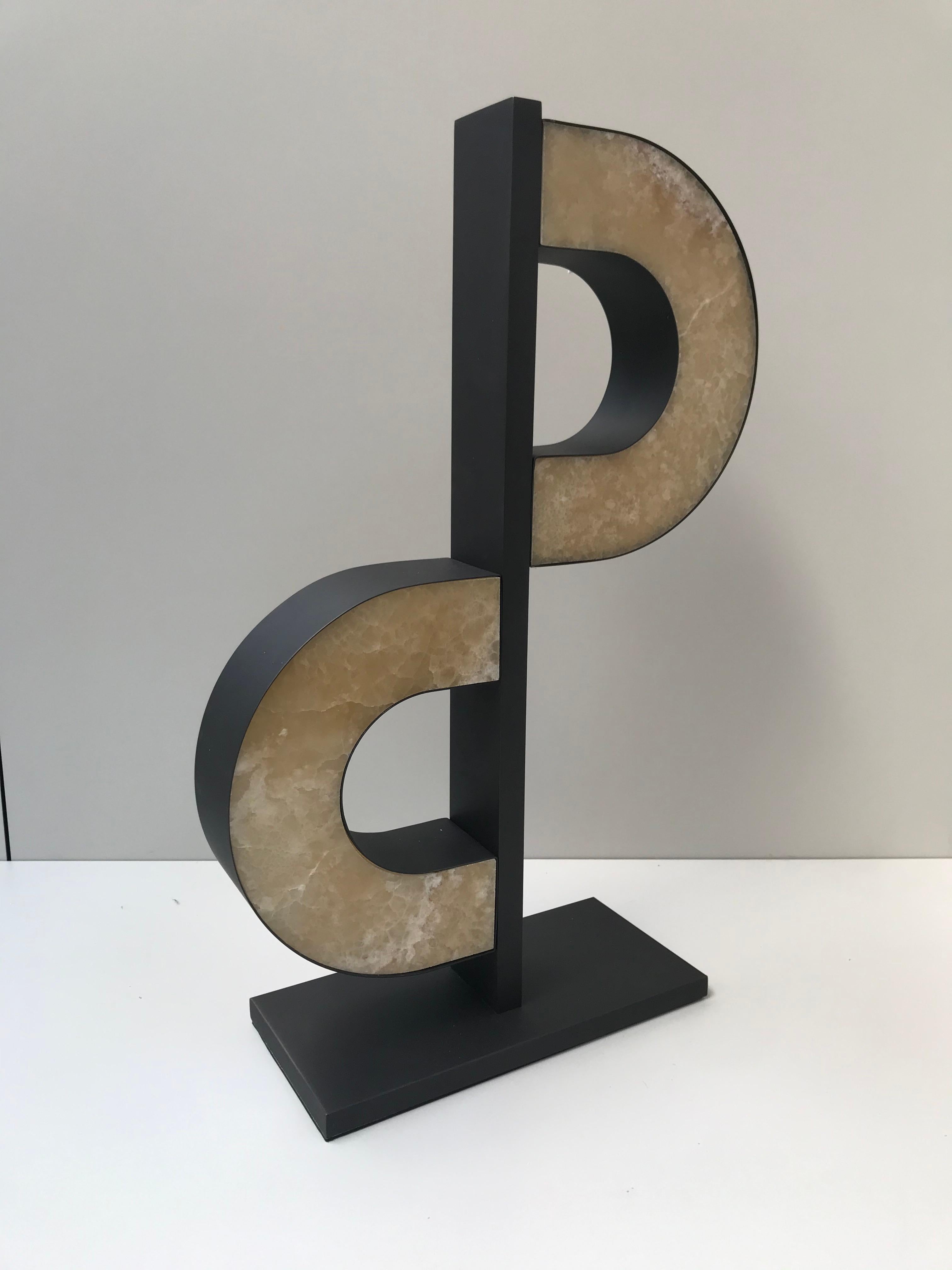 Lampe de table Bridget de G.Luce
Dimensions : L 40 x D 14 x H 60 cm
MATERIAL : Structure en laiton en finition or satiné clair avec intercalaires en onyx dans les couleurs Blindle ou Amber. 
Poids : 9,2 kg. 

G.Luce est le résultat de trente ans