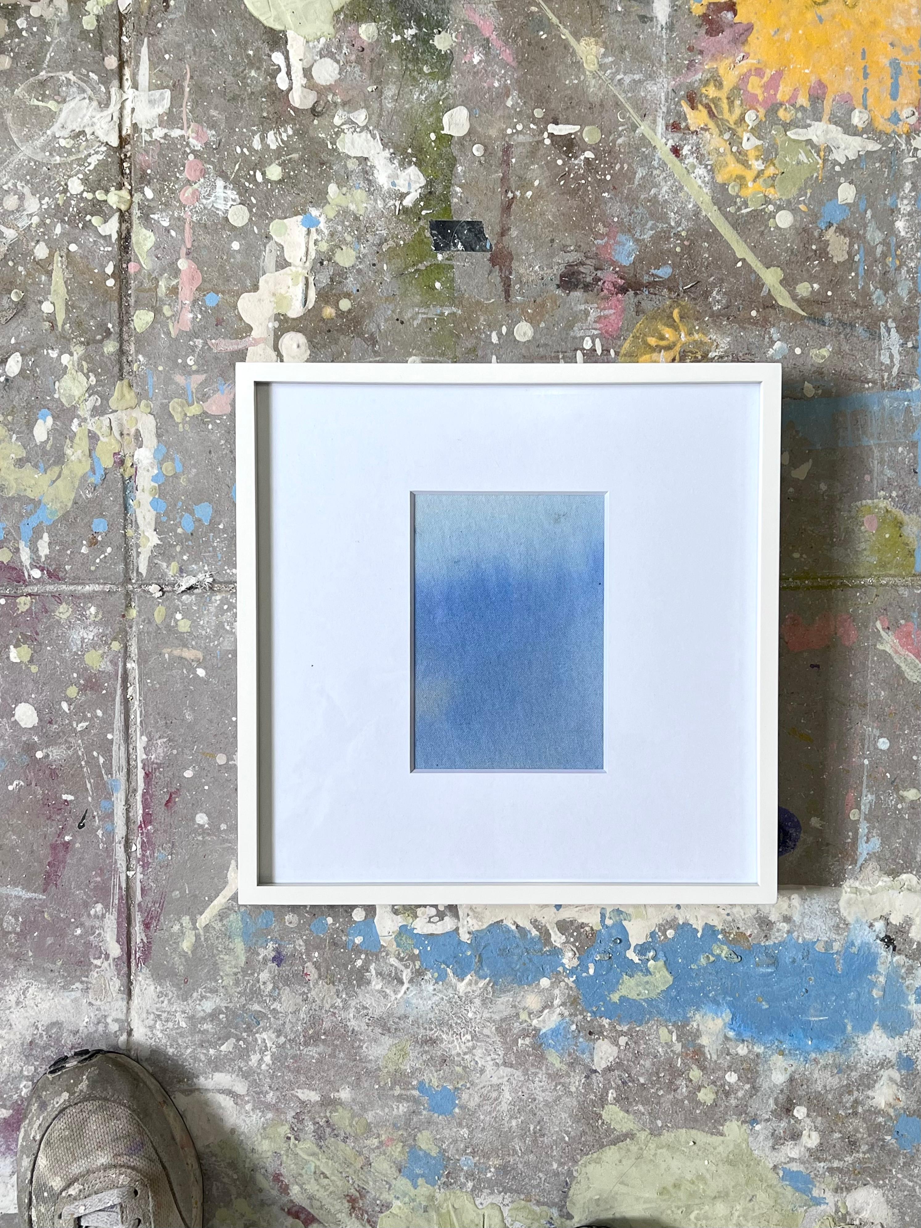 Dégradé de bleu clair, peinture abstraite de champ de couleur, dans une boîte d'ombre, cadre blanc. 
Une peinture acrylique abstraite en dégradé de couleurs présente des transitions douces de couleurs, qui se fondent souvent d'une teinte à l'autre.