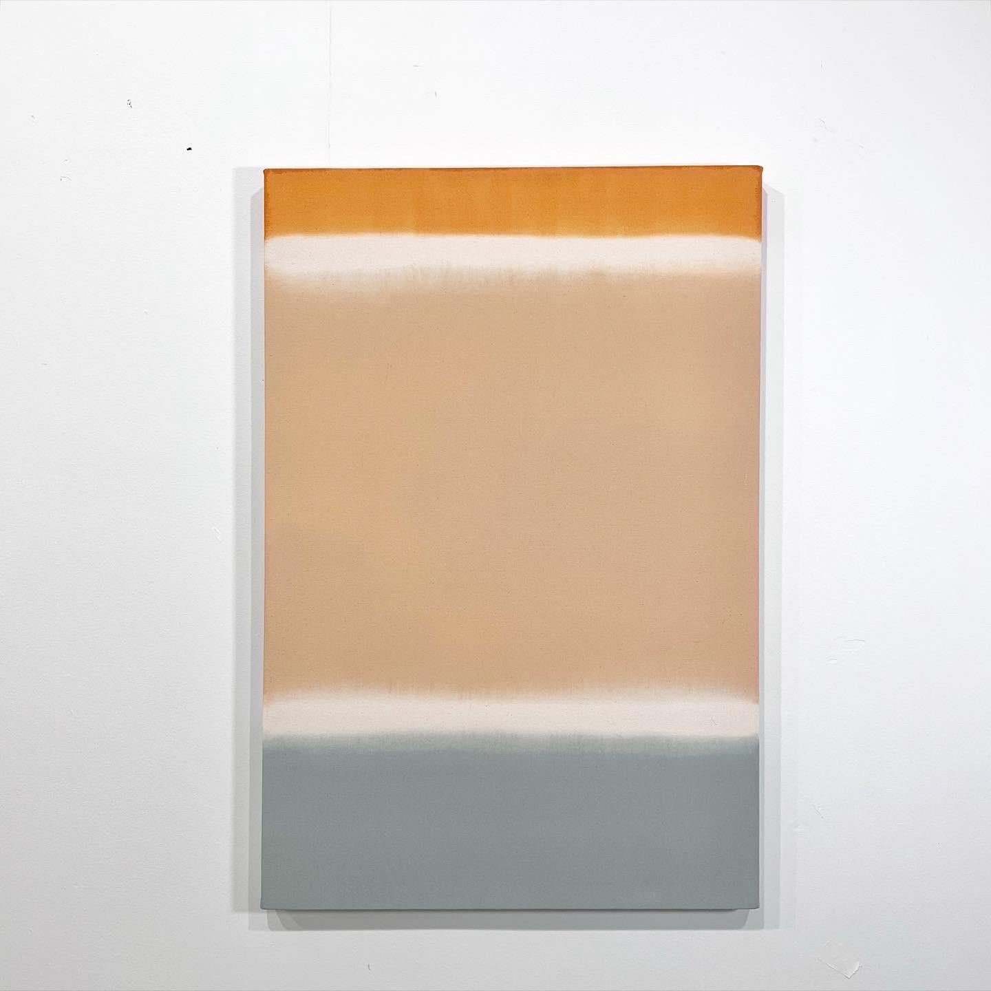 Peinture colorfield abstraite grise, orange et beige  - Painting de Bridgette Duran