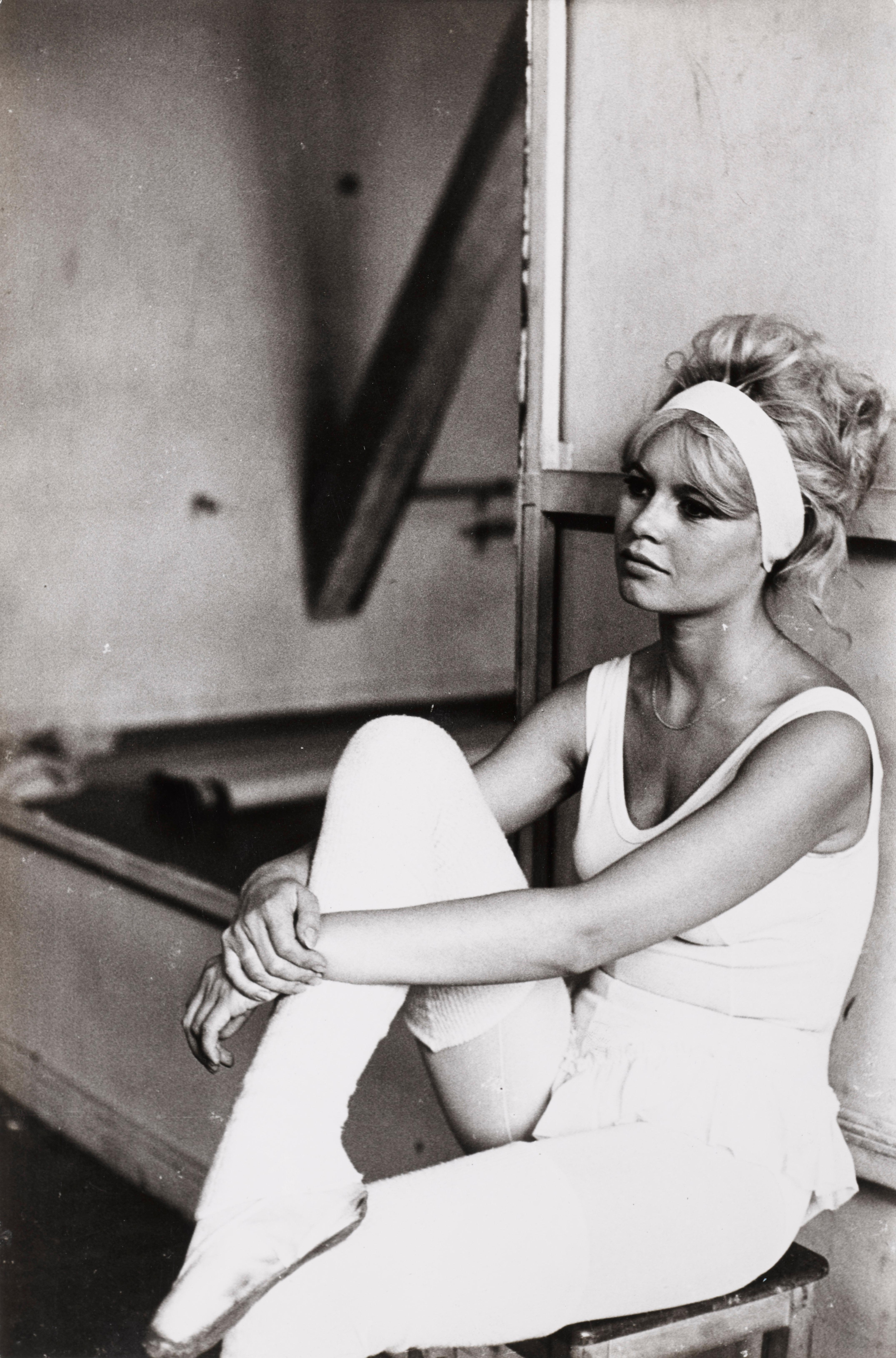 Photographie publicitaire française originale en noir et blanc, datant de 1962, de Brigitte Bardot sur le tournage du film A Very Private Affair.