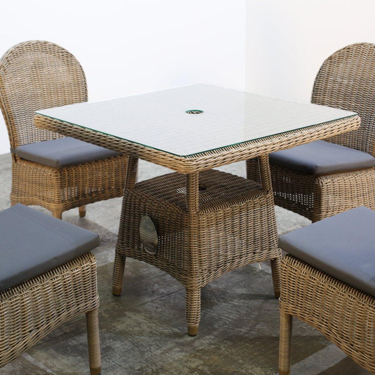 Conjunto de mesa y sillas de comedor para exterior Bridgman Kensington de ratán Siglo XXI y contemporáneo en venta