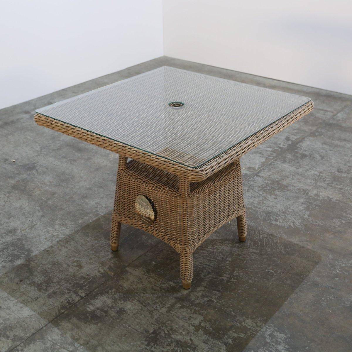 Conjunto de mesa y sillas de comedor para exterior Bridgman Kensington de ratán en venta 1