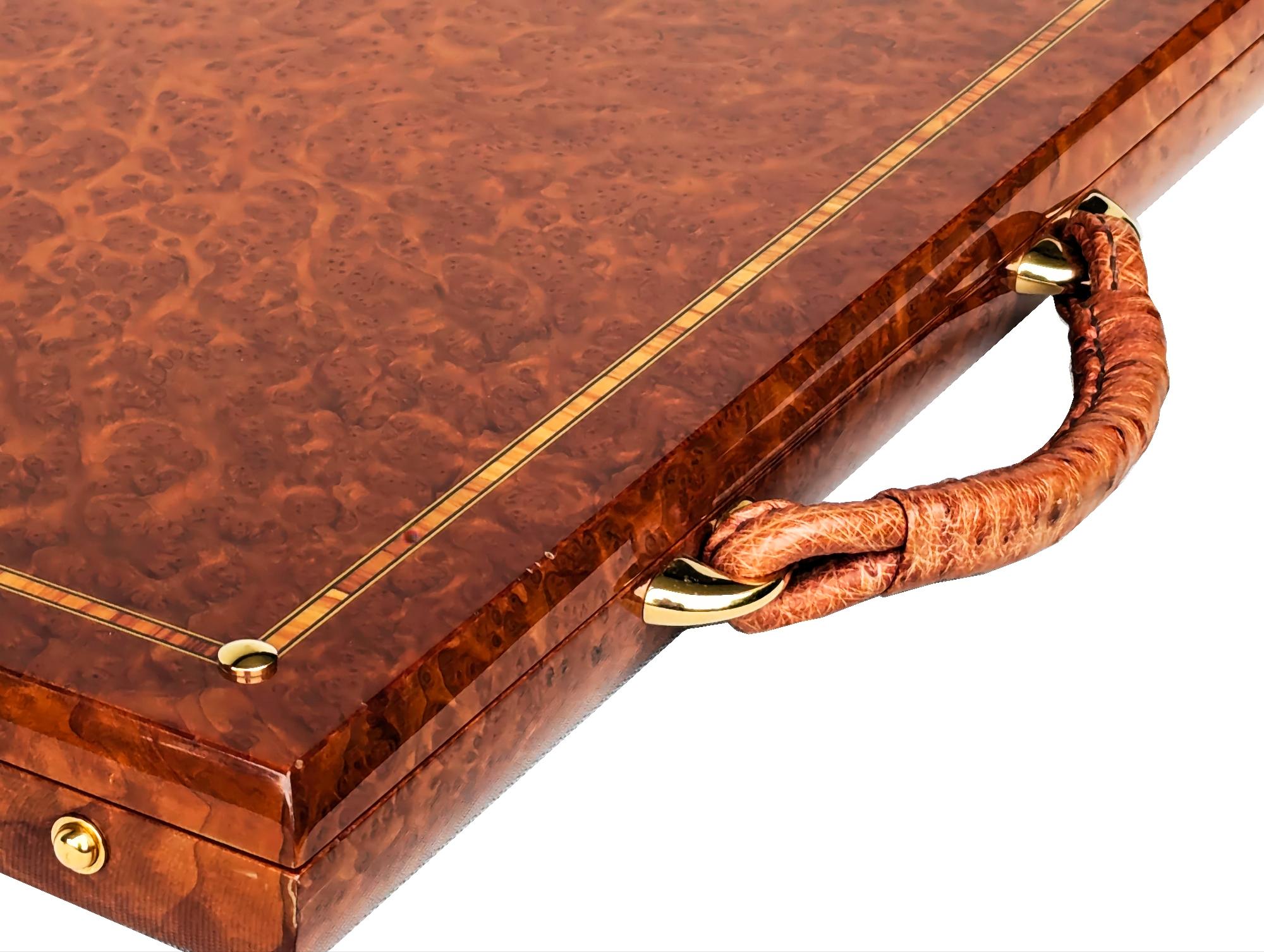 El maletín Amboyna _  un maletín de documentos único en su género

Diseñado y creado por los artesanos de Boucher & Co Australia, aclamados en todo el mundo.

Esta pieza excepcional es un accesorio de escritorio funcional, útil como maletín especial