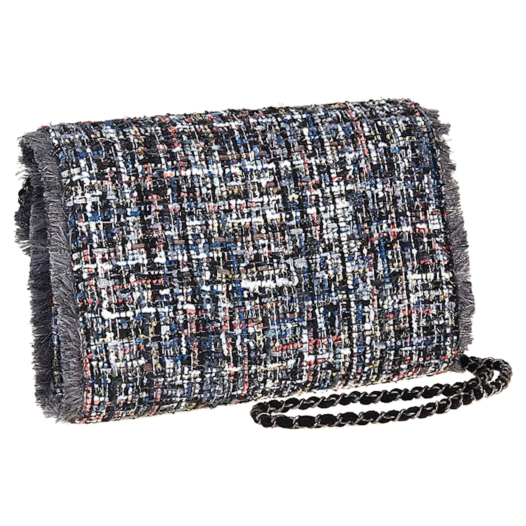 The Brielle is a classic flap bag with a plush felt woven through the chain for a softer and more elegant look.
DESCRIPTION
Fold-over flap with turn-lock closure
Tweed w/fringed edges
Non-removable woven velvet chain crossbody strap
Zippered