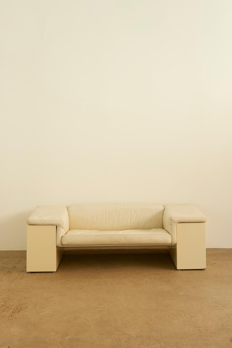 Cream leather Brigadier two-seater sofa, designed by Cini Boeri for Knoll in 1976. This architectural, minimalistic piece features a high, comfortable backrest and embodies postmodern elegance. The refined off-white leather cushions are supported by