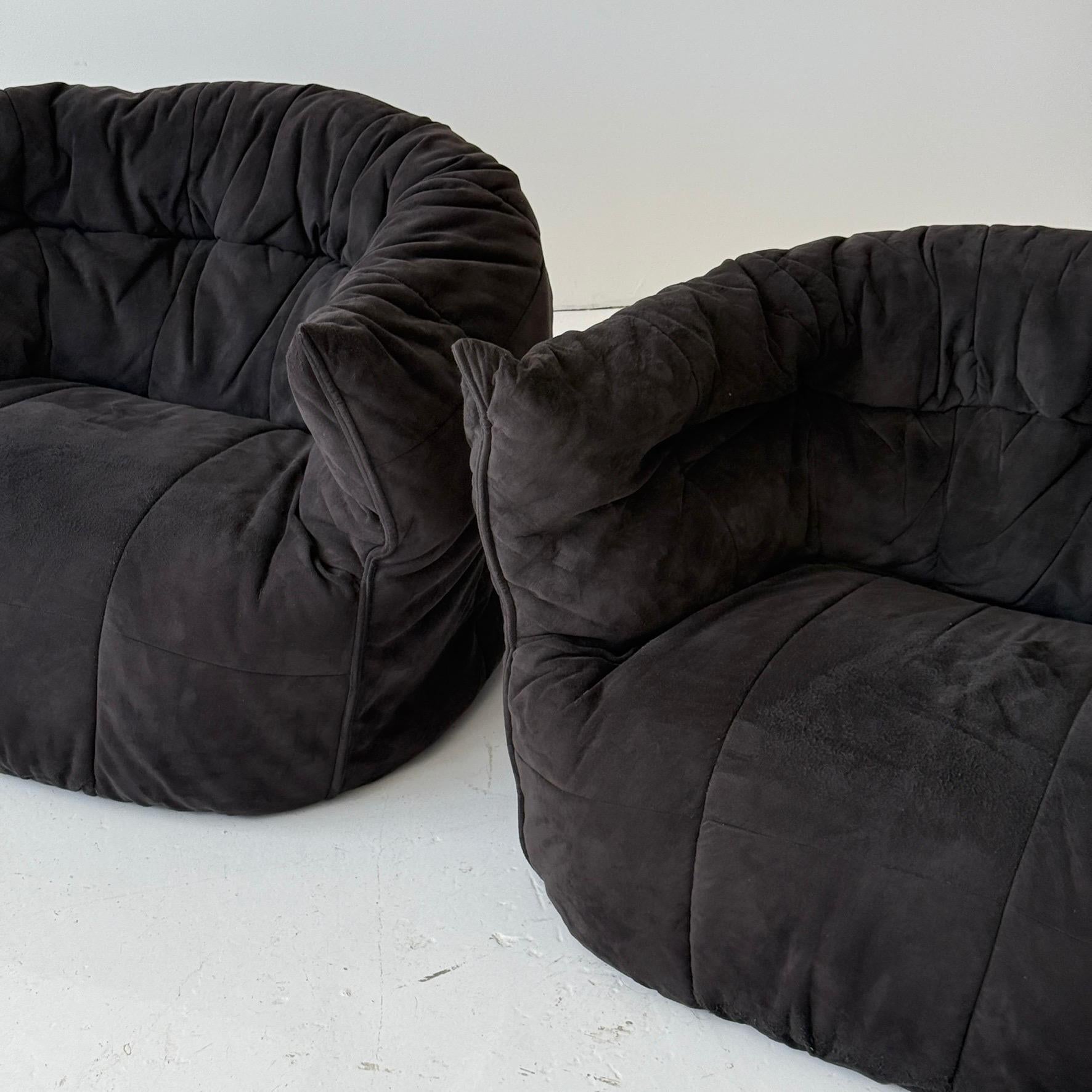 c. 1980s. Francia. Il prezzo si riferisce al set. Contattaci se vuoi acquistare un singolo articolo. Struttura in Fabrice con tessuto in alcantara. Il cugino minore del Togo. 

