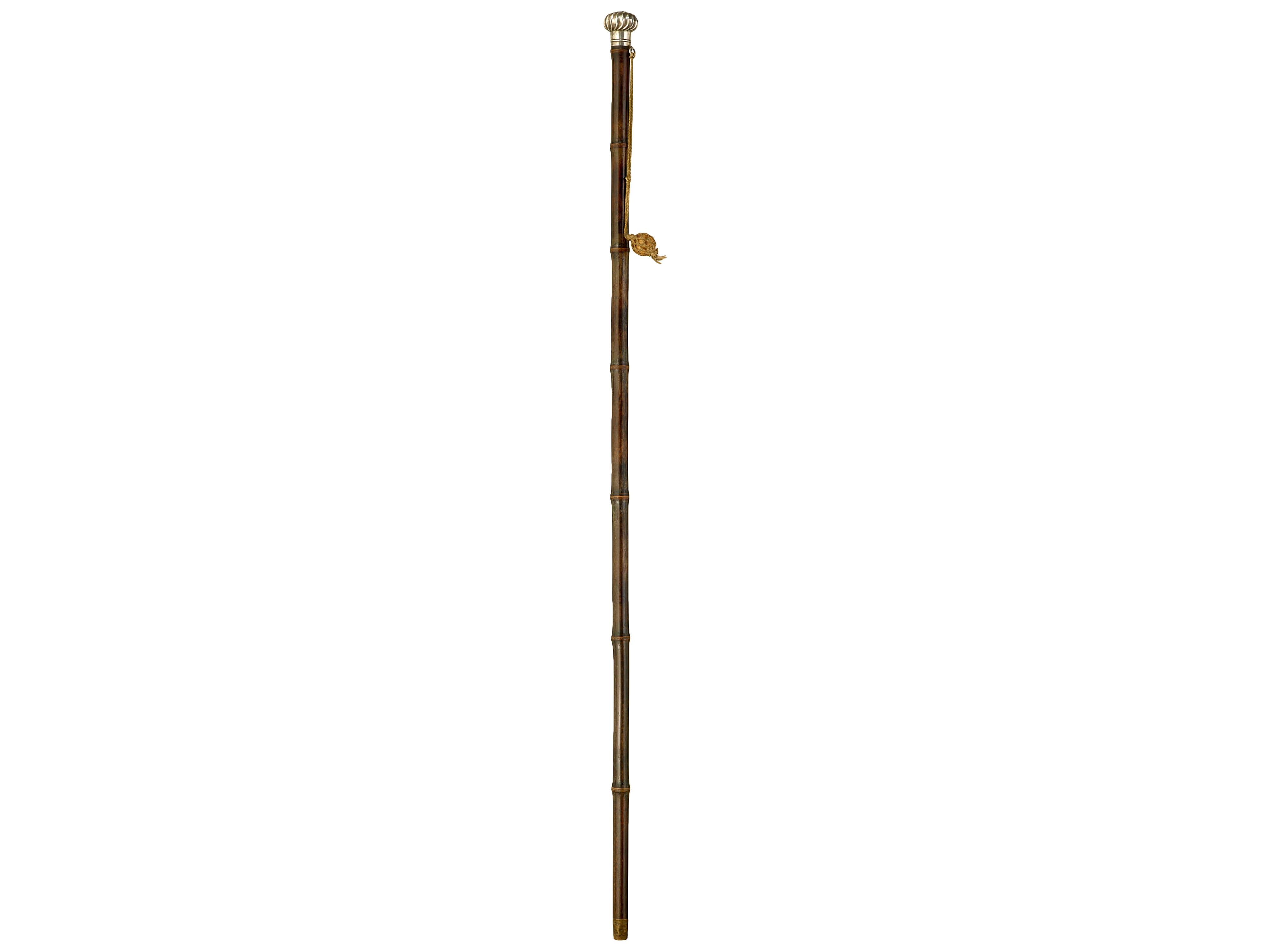 Patent Briggs pencil-stick walking cane. Pencil is spring-operated with pull cord. Original bamboo shaft. English hallmarked, 1892. London. For the races.
L 100cm, round top 4cm dia.