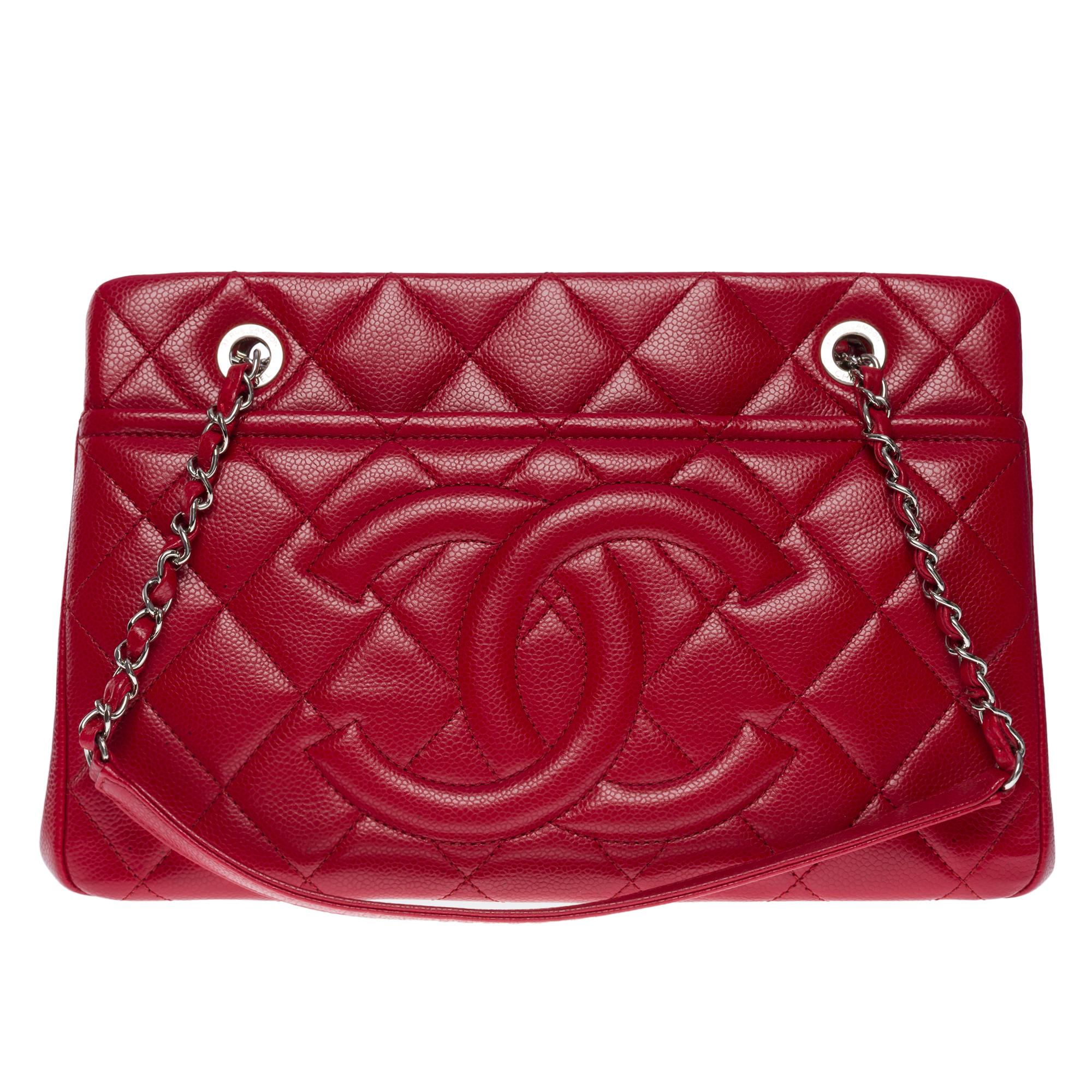 Magnifique sac Chanel Shopping Tote en cuir matelassé rouge caviar, quincaillerie en métal argenté, une double anse en métal argenté entrelacée de cuir rouge permettant un maintien de l'épaule.

1 poche plaquée au dos du sac
Fermeture zippée sur le