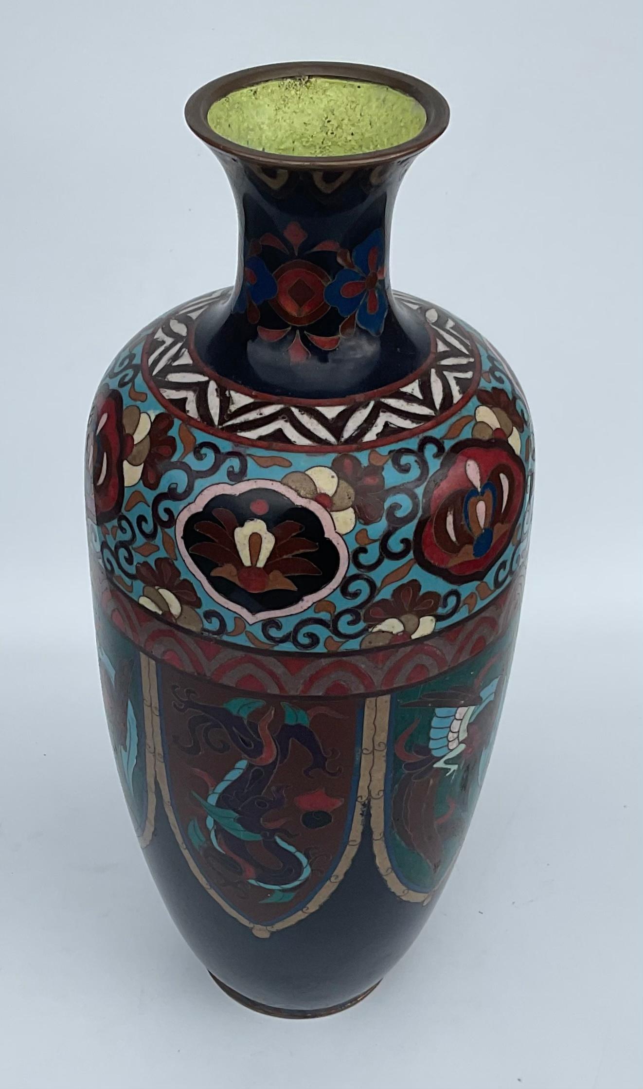 Helles  und bunte chinesische mehrfarbige Cloisonné-Vase mit Drachenpaneelen im Zustand „Gut“ im Angebot in Ann Arbor, MI