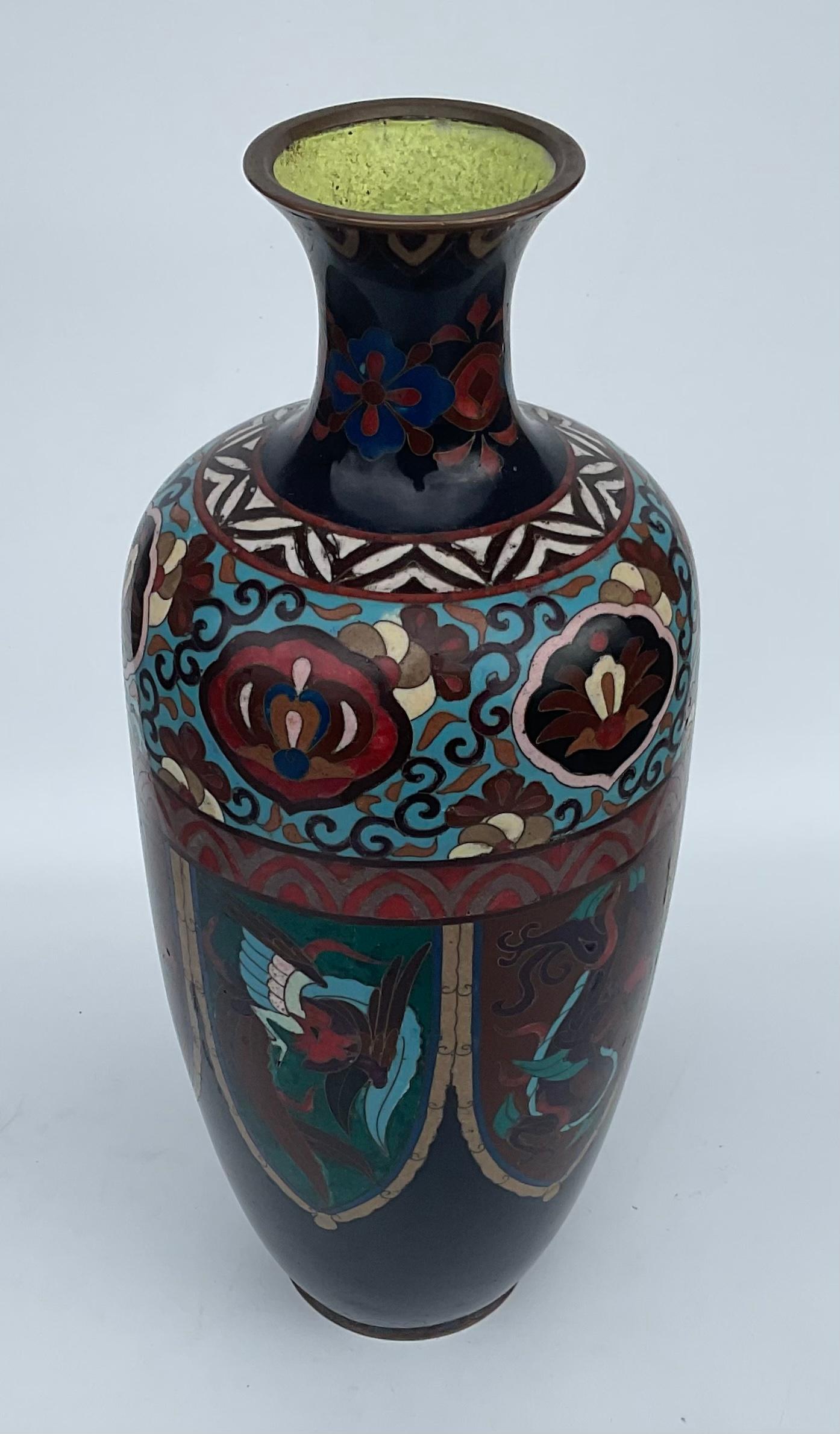 Helles  und bunte chinesische mehrfarbige Cloisonné-Vase mit Drachenpaneelen  (Frühes 20. Jahrhundert) im Angebot