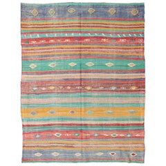 Heller und farbenfroher flachgewebter türkischer Kelim-Teppich mit geometrischem Streifenmuster