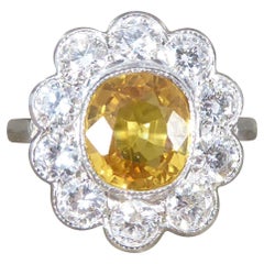 Saphir jaune ovale coussiné de 2,90ct et grappe de diamants de 1,30ct.
