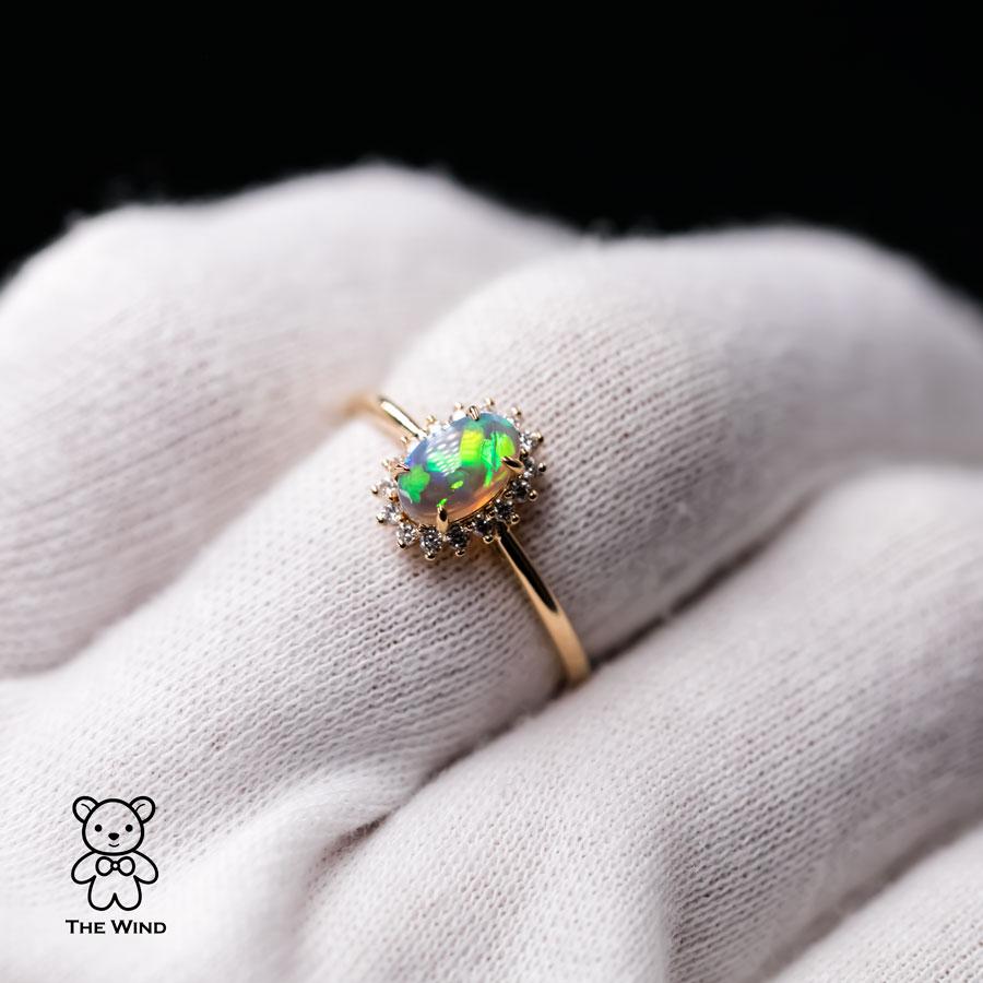 Arts and Crafts Bague de fiançailles en or jaune 18 carats avec opale noire d'Australie brillante et halo de diamants en vente