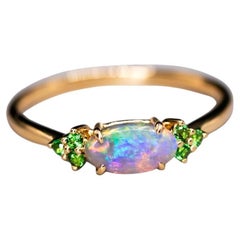 Verlobungsring mit hellem australischem halbschwarzem Opal und Tsavorit-Granat