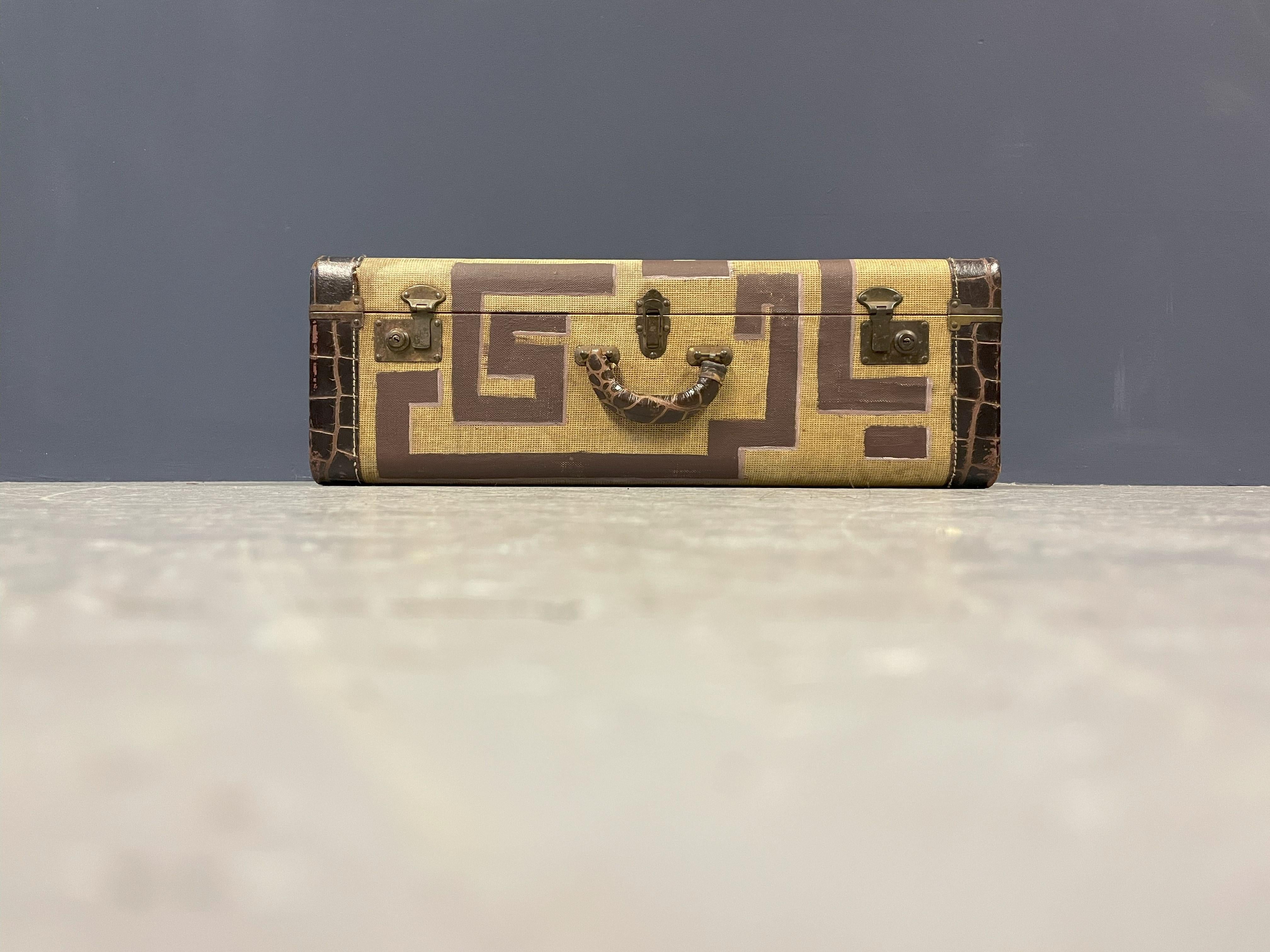 Maleta beige brillante con dibujo negro en venta 8