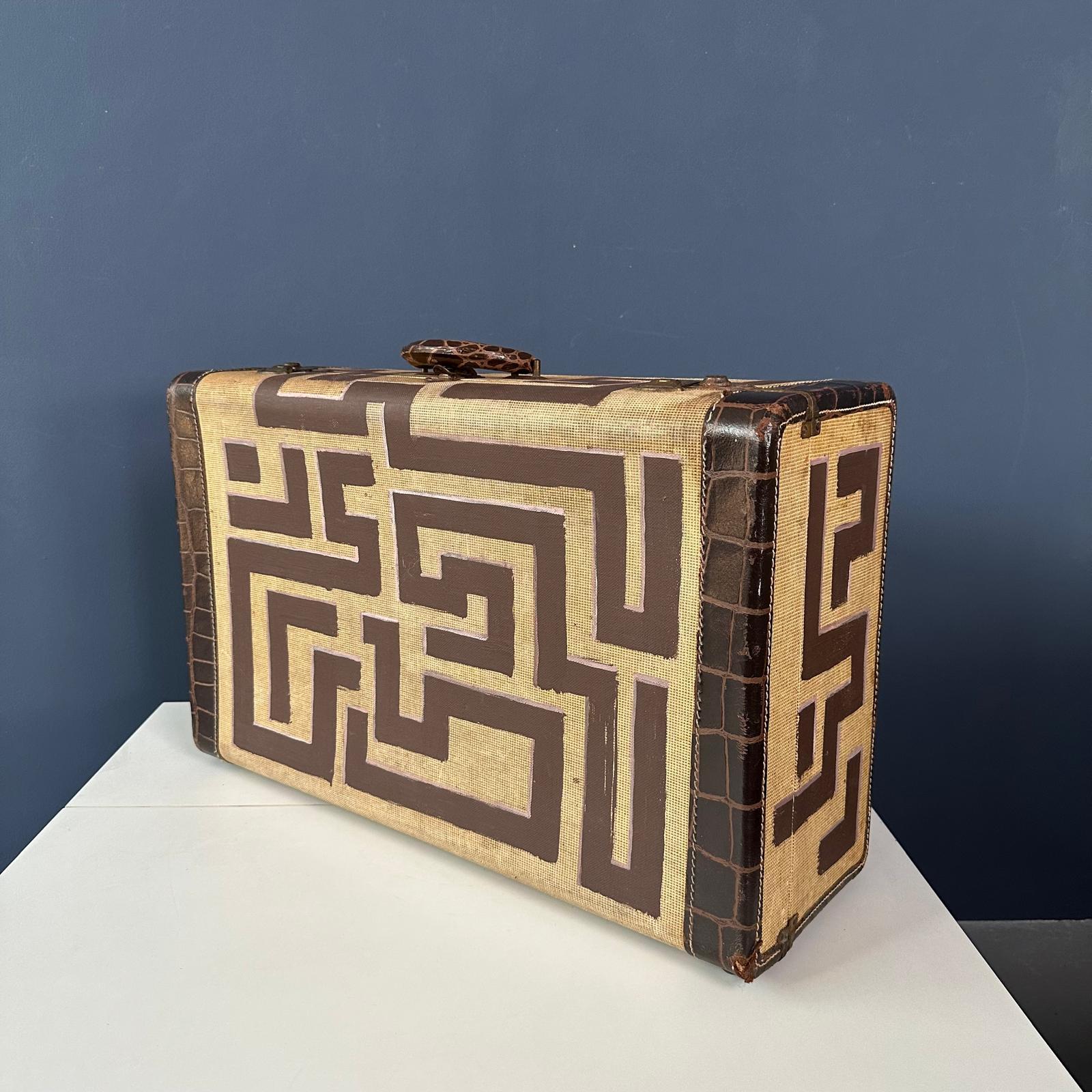 Viaja con elegancia con esta maleta beige brillante, con un sofisticado estampado negro. Elegante y funcional, es la mezcla perfecta de elegancia y practicidad para tus viajes.