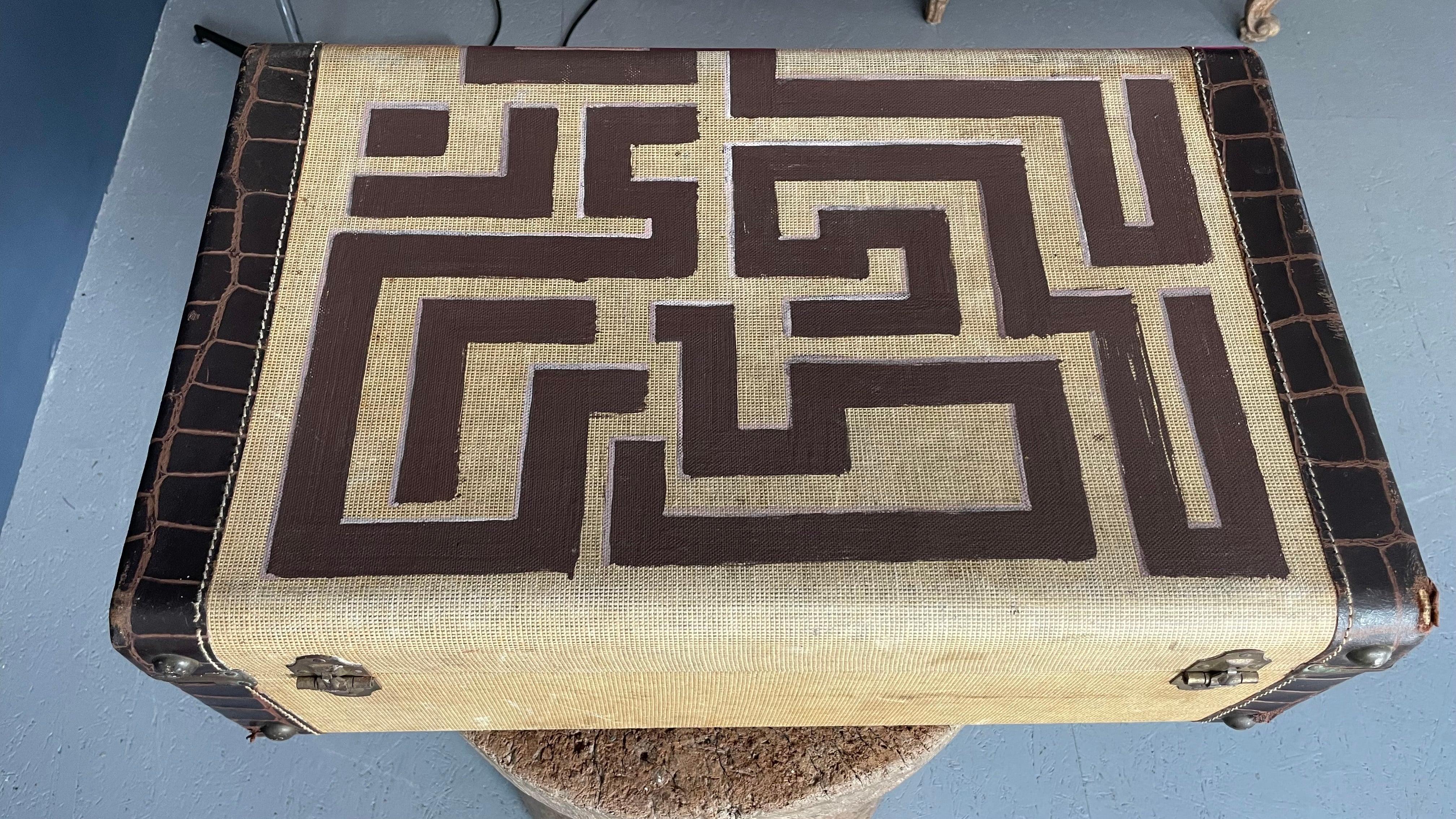 Maleta beige brillante con dibujo negro en venta 2