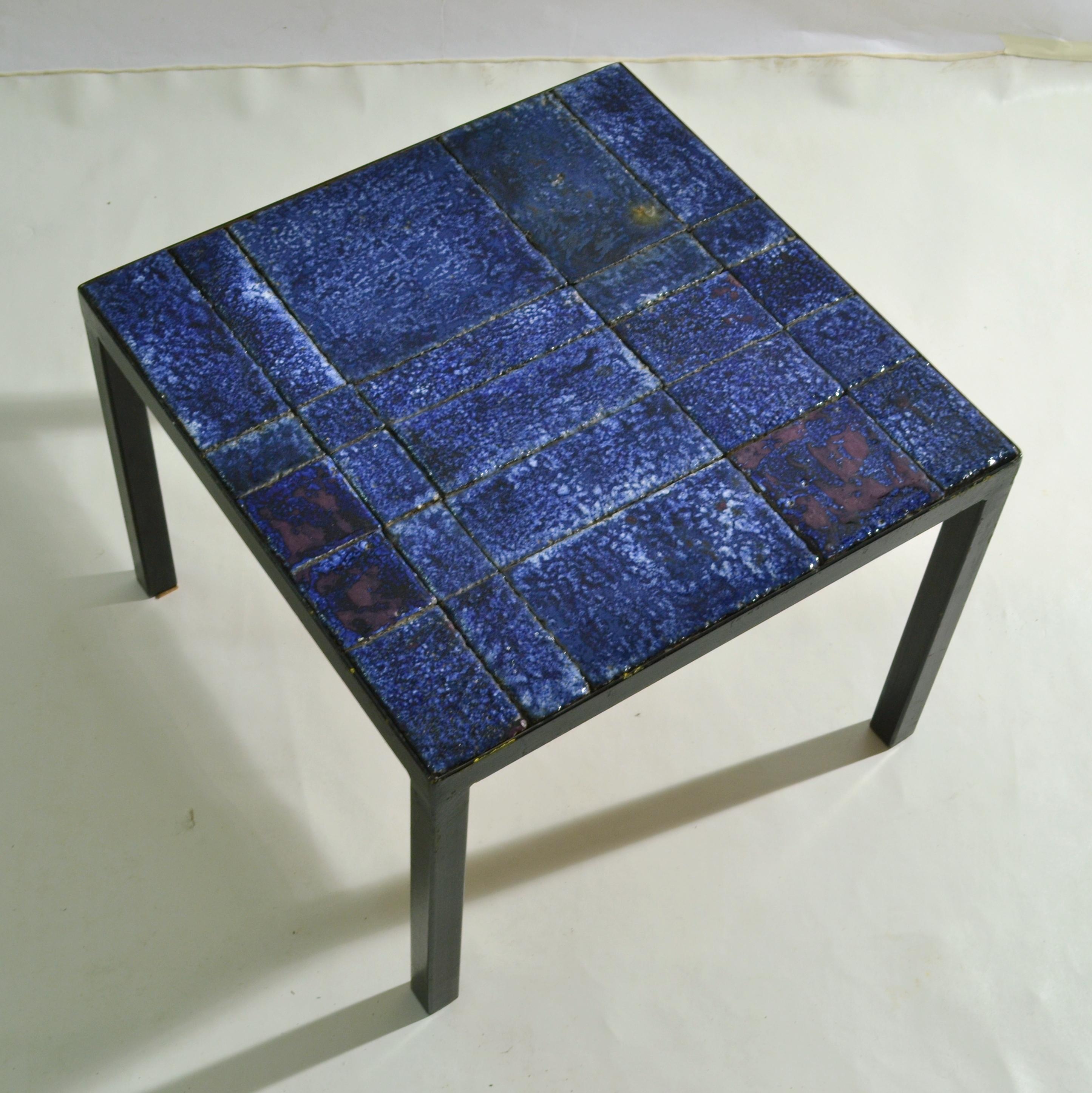 Mid-Century Modern Table d'appoint italienne carrée en céramique bleue sur cadre métallique noir en vente