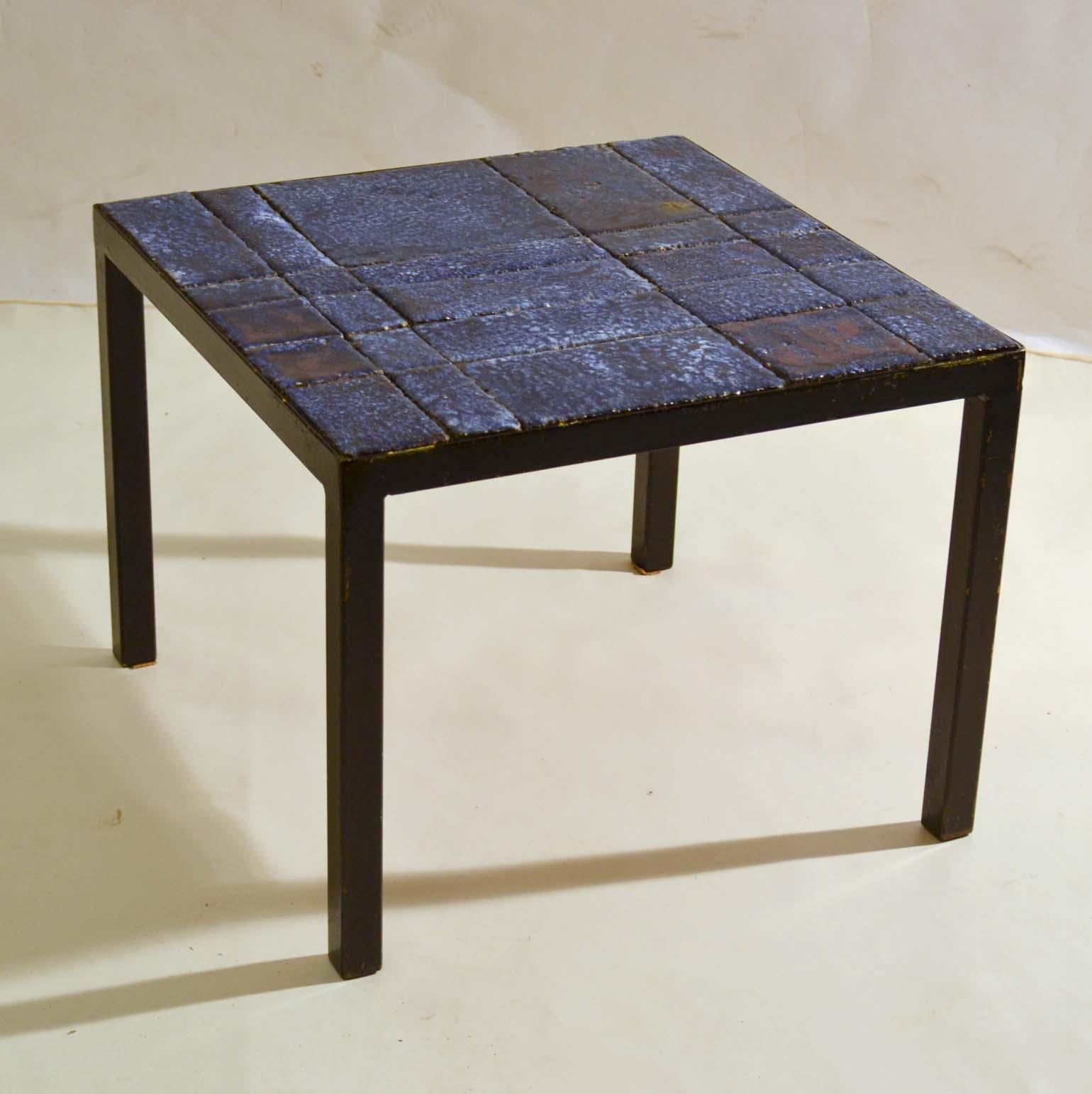 Table d'appoint italienne carrée en céramique bleue sur cadre métallique noir Excellent état - En vente à London, GB