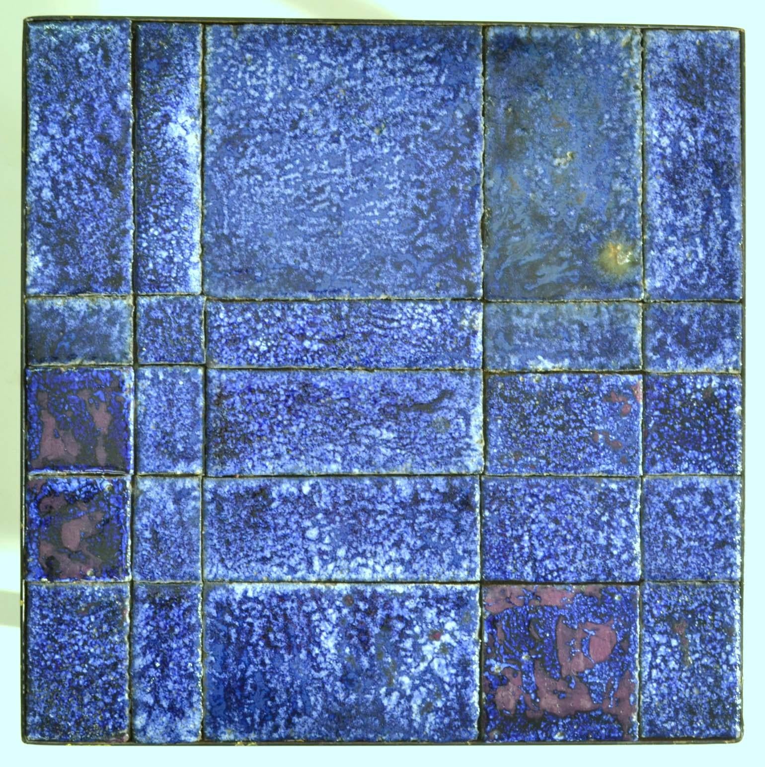 Quadratischer italienischer Beistelltisch aus blauen Keramikfliesen auf schwarzem Metallrahmen im Zustand „Hervorragend“ im Angebot in London, GB