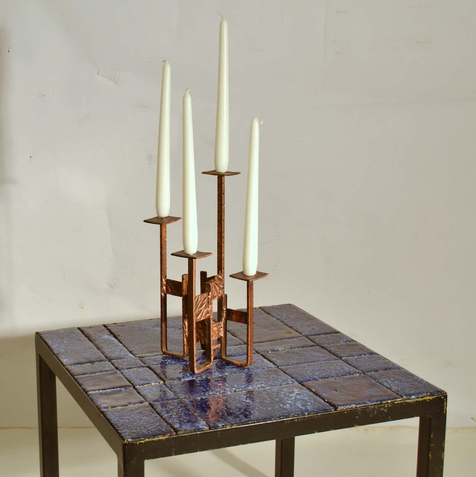 Table d'appoint italienne carrée en céramique bleue sur cadre métallique noir en vente 2