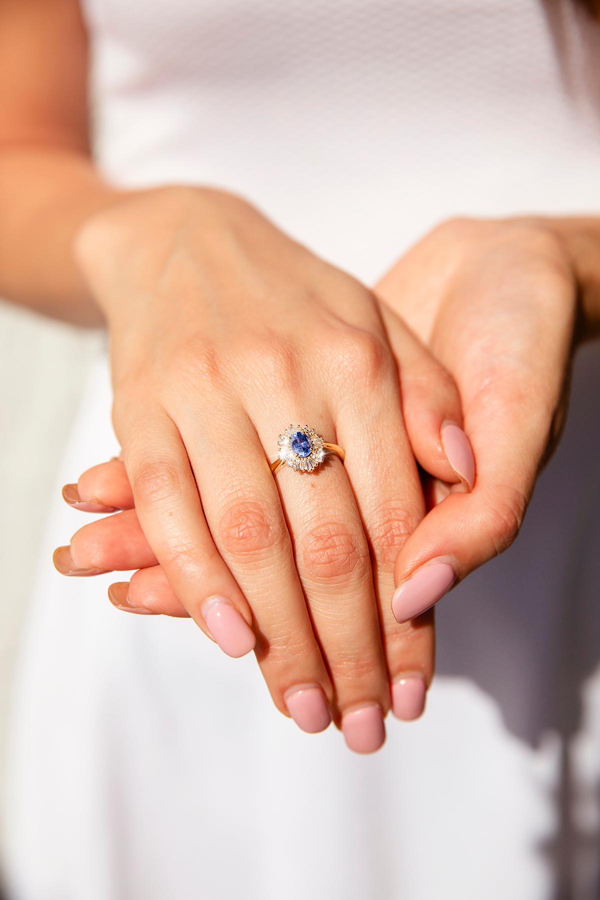 Bright Blue Ceylon Sapphire and Diamond Contemporary 18 Carat Gold Halo Ring In New Condition In Hamilton, AU