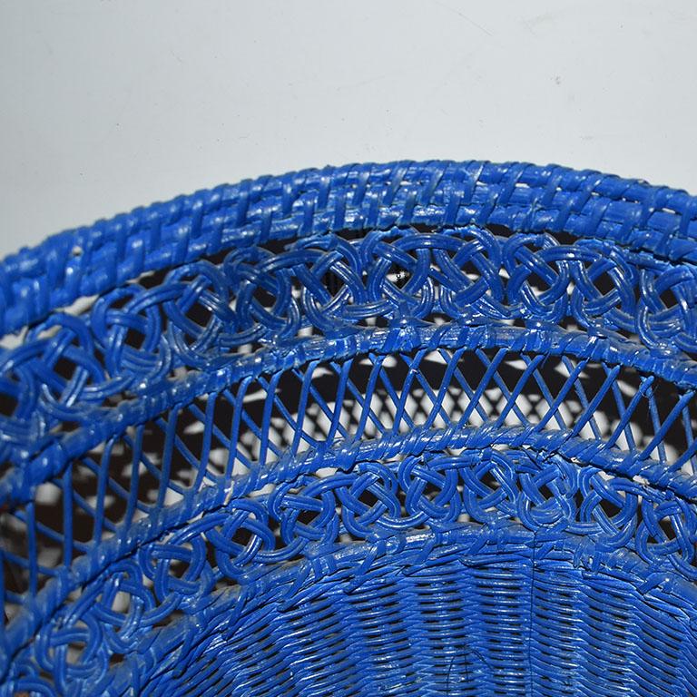 Un panier circulaire en osier bleu vif. Une grande corbeille à utiliser comme jardinière, ou comme poubelle. Cette pièce présente un corps en osier tissé et un dessus à motif de nœuds floraux tissés.

Dimensions :
11.diamètre de 5