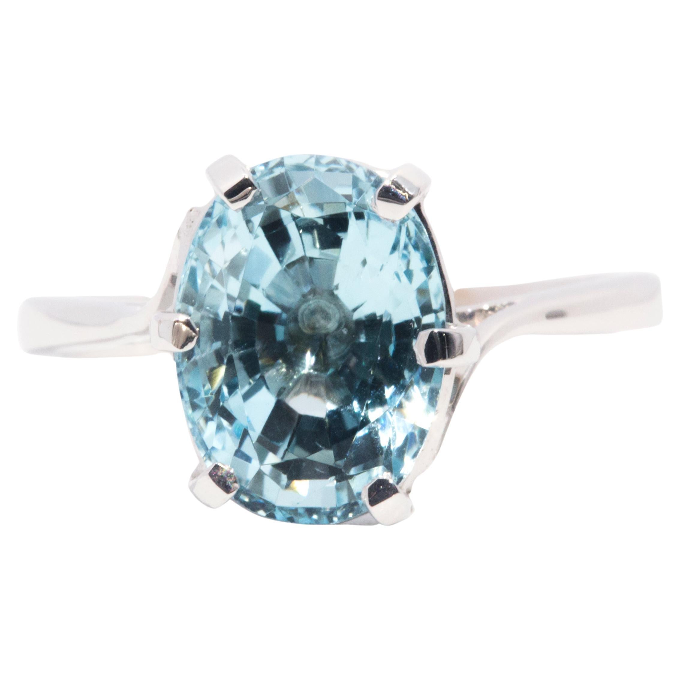 Leuchtend blauer facettierter ovaler Aquamarin Vintage Solitär Ring 9 Karat Weißgold