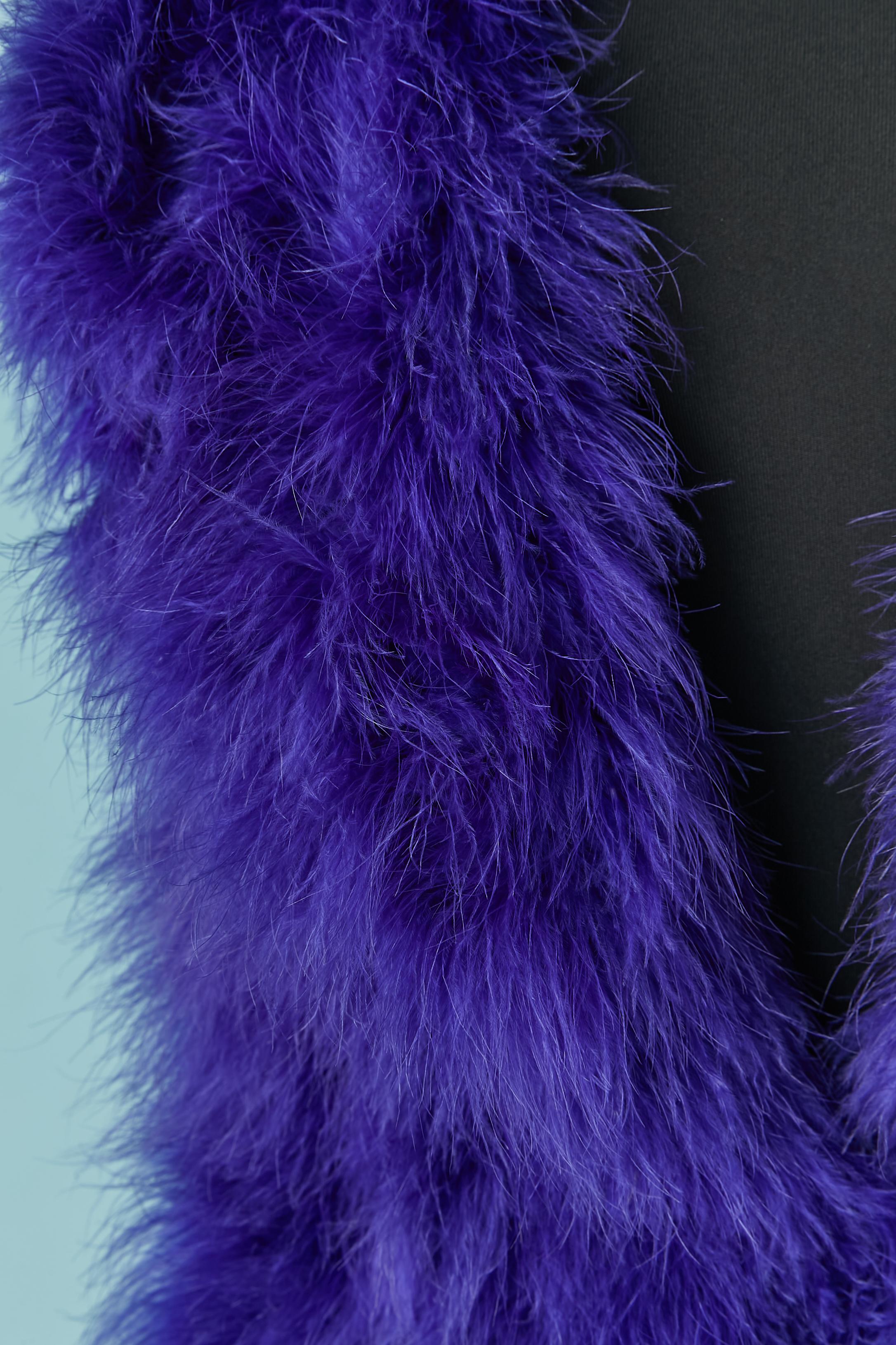 Gilet lungo con piume blu brillante. Le piume sono cucite su un tessuto invisibile.  rete di cotone . 
Chiusura con gancio e occhiello al centro della parte anteriore. 
La taglia S riportata sull'etichetta è adatta anche a M e L. 