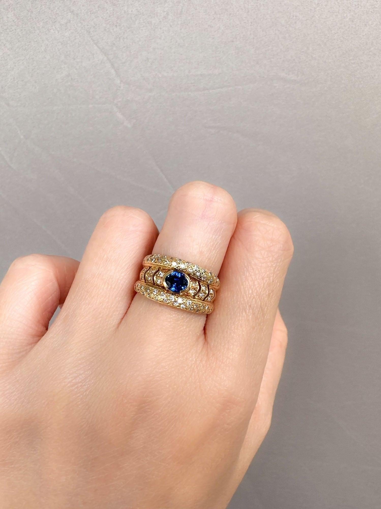 Bague large en or 18 carats avec saphir bleu vif sur diamants 6 g+ R6667 Unisexe en vente