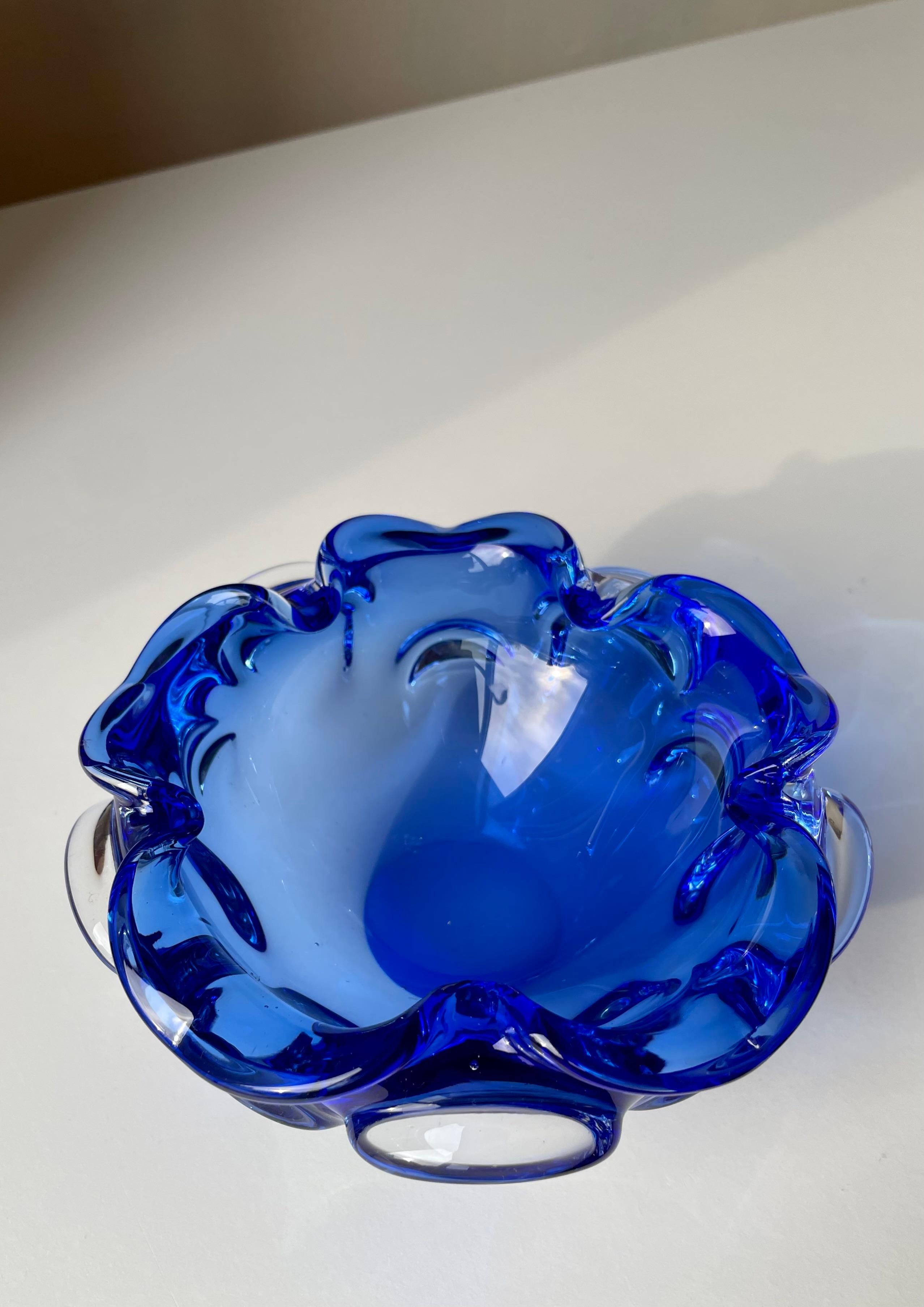 Bright Blue Swedish Art Glass Bowl, 1950s In Good Condition For Sale In Copenhagen, DK