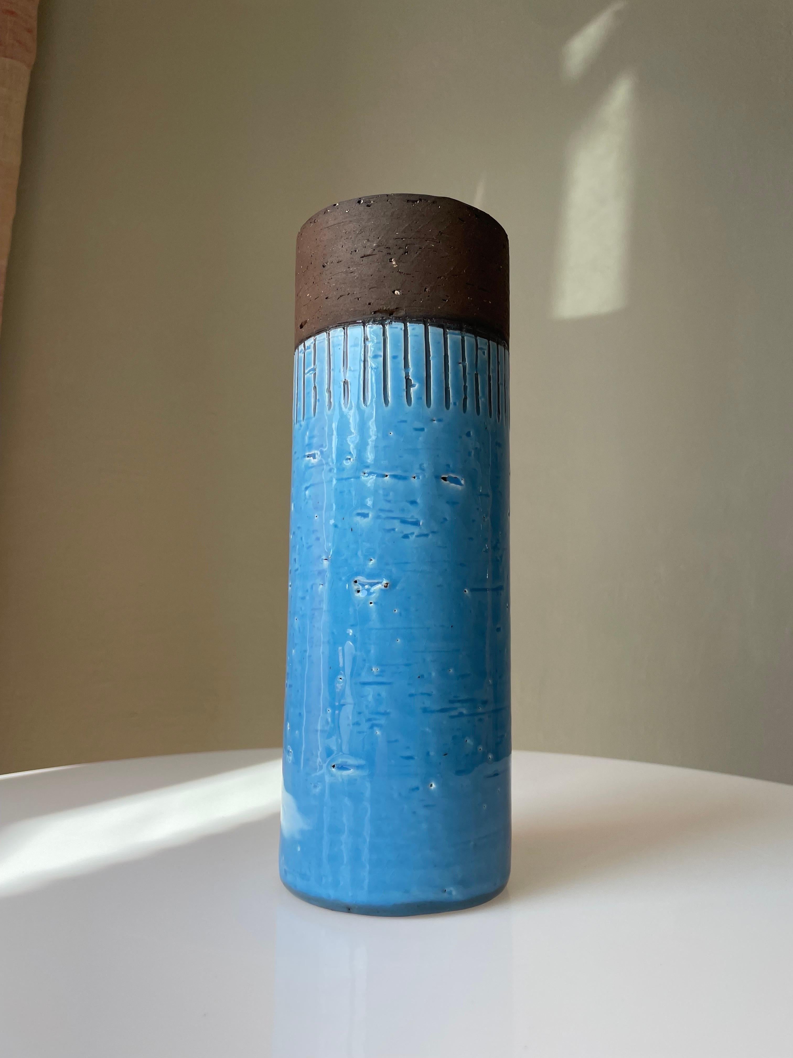 Non vernissé Vase suédois bleu vif des années 1960, JIE Gantofta en vente
